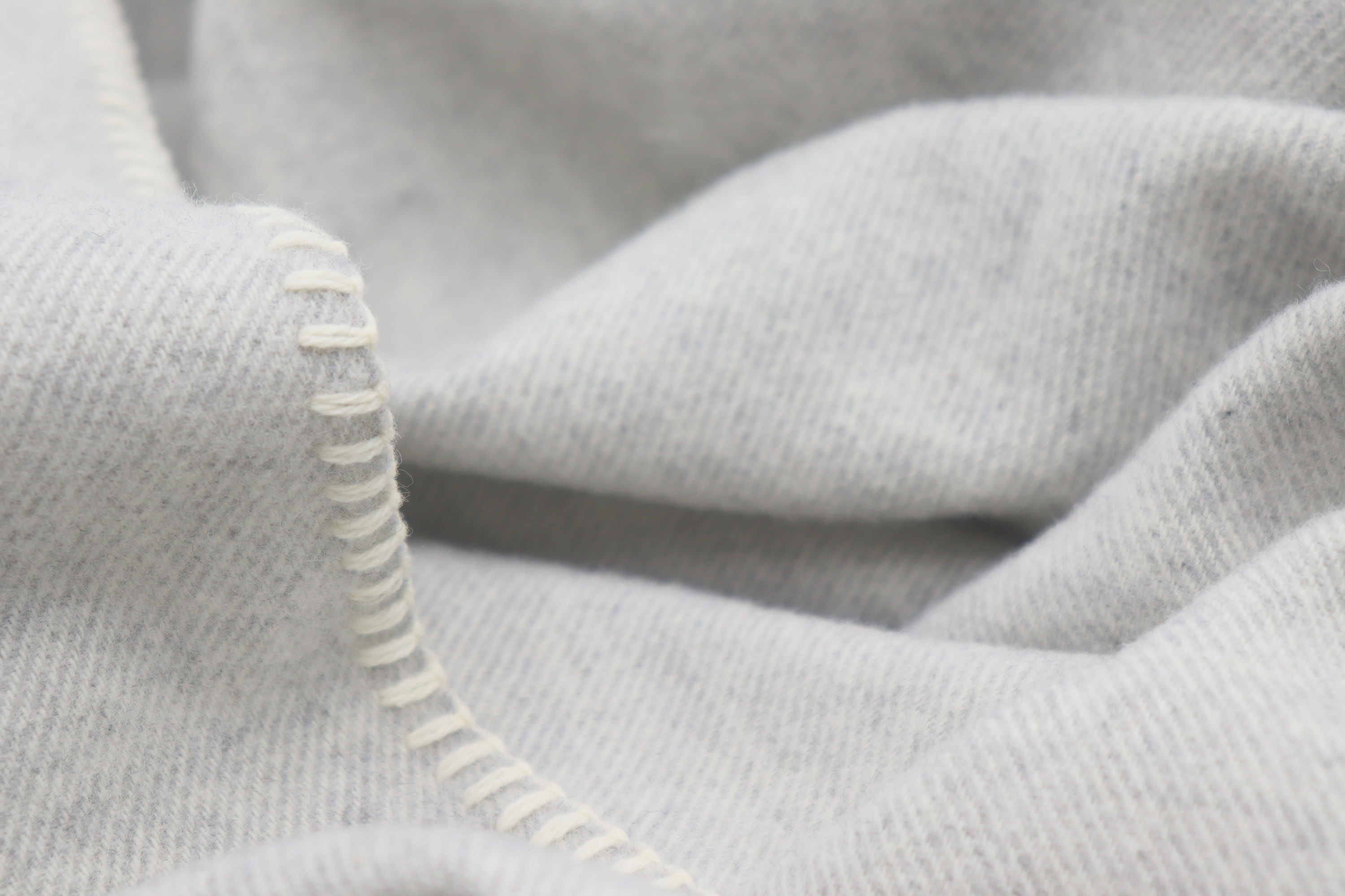 Wohndecke aus recycelter Wolle "Light Wool" Leichte Wolldecke aus Recycling-Garn "Light Wool - light grey" - Detailaufnahme Flor