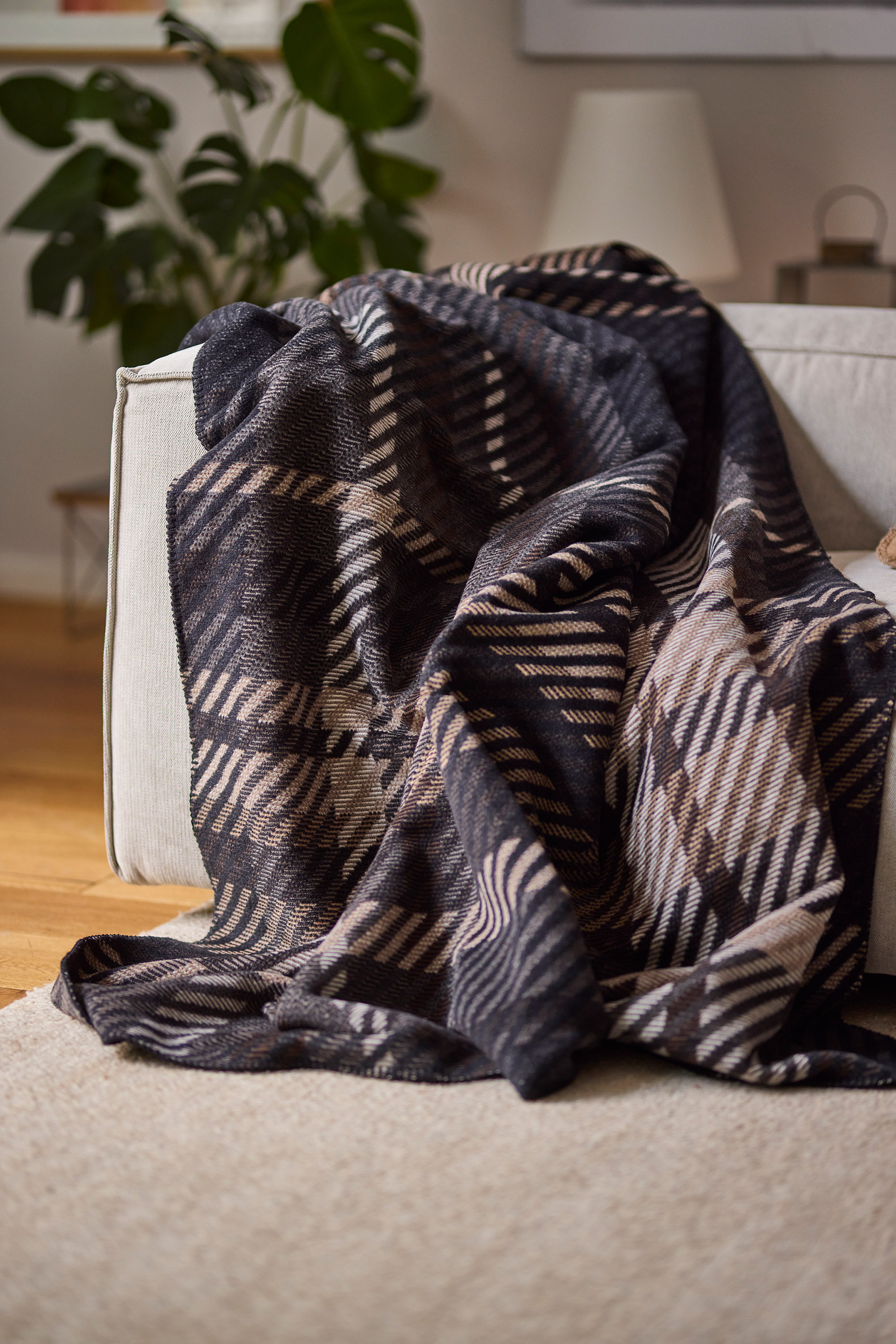 Kuscheldecke Midnight Elegance Milieubild auf Couch
