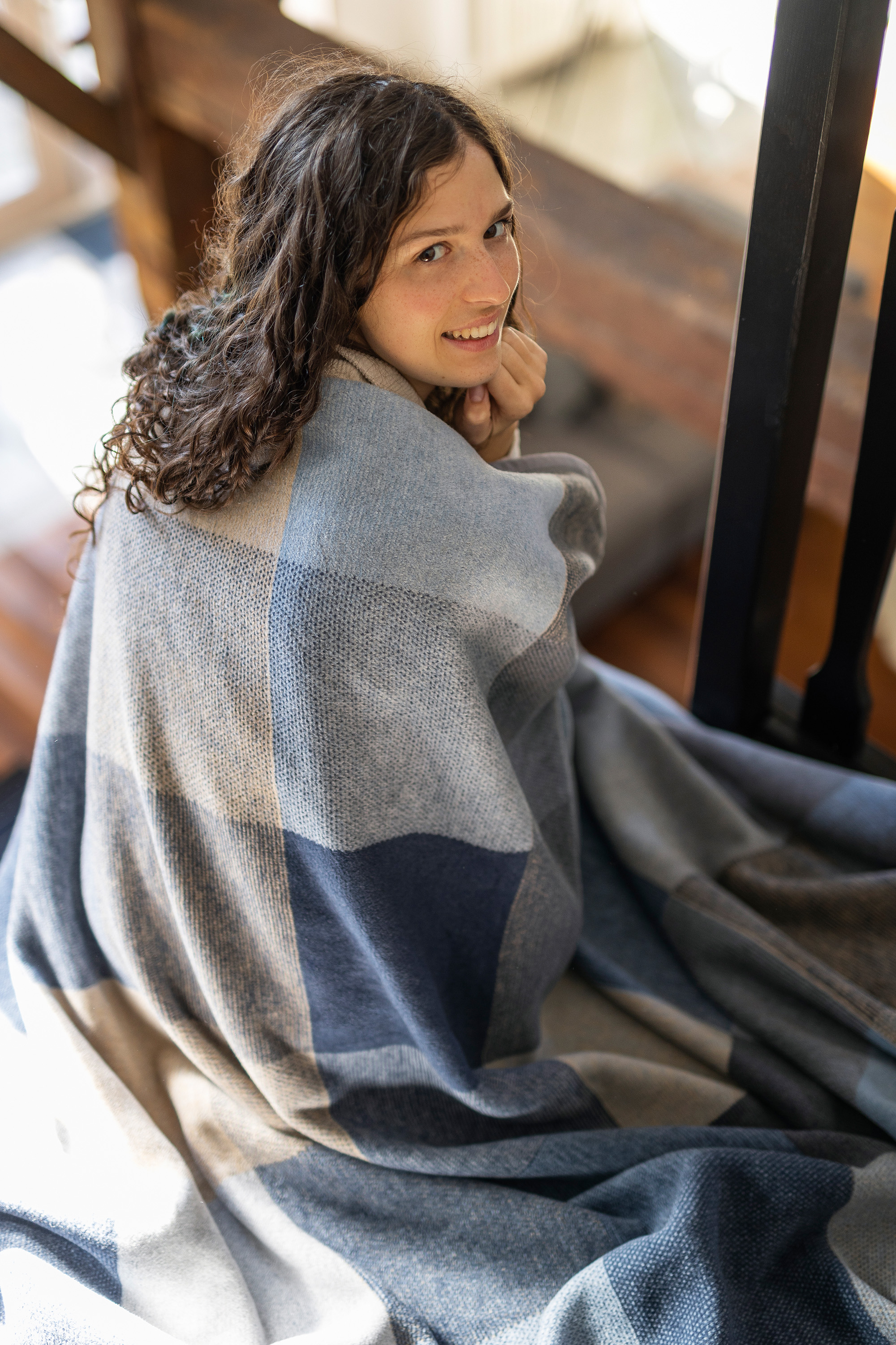 Baumwolldecke Blue Woven Milieubild mit Model