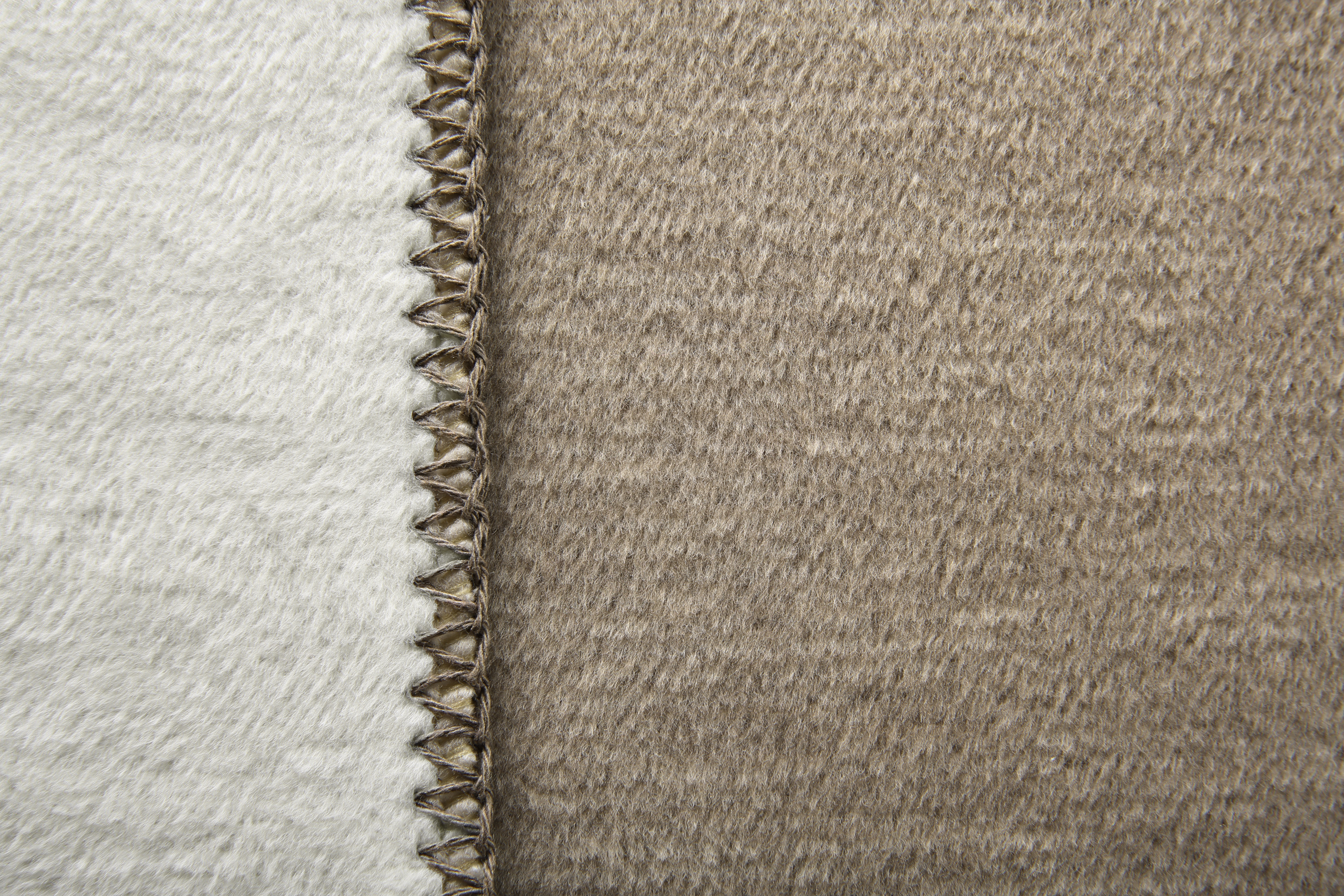 Wohndecke "Melange Doubleface" aus Baumwollmischgewebe in 150x200 cm in Sand-Natur - Zierstich