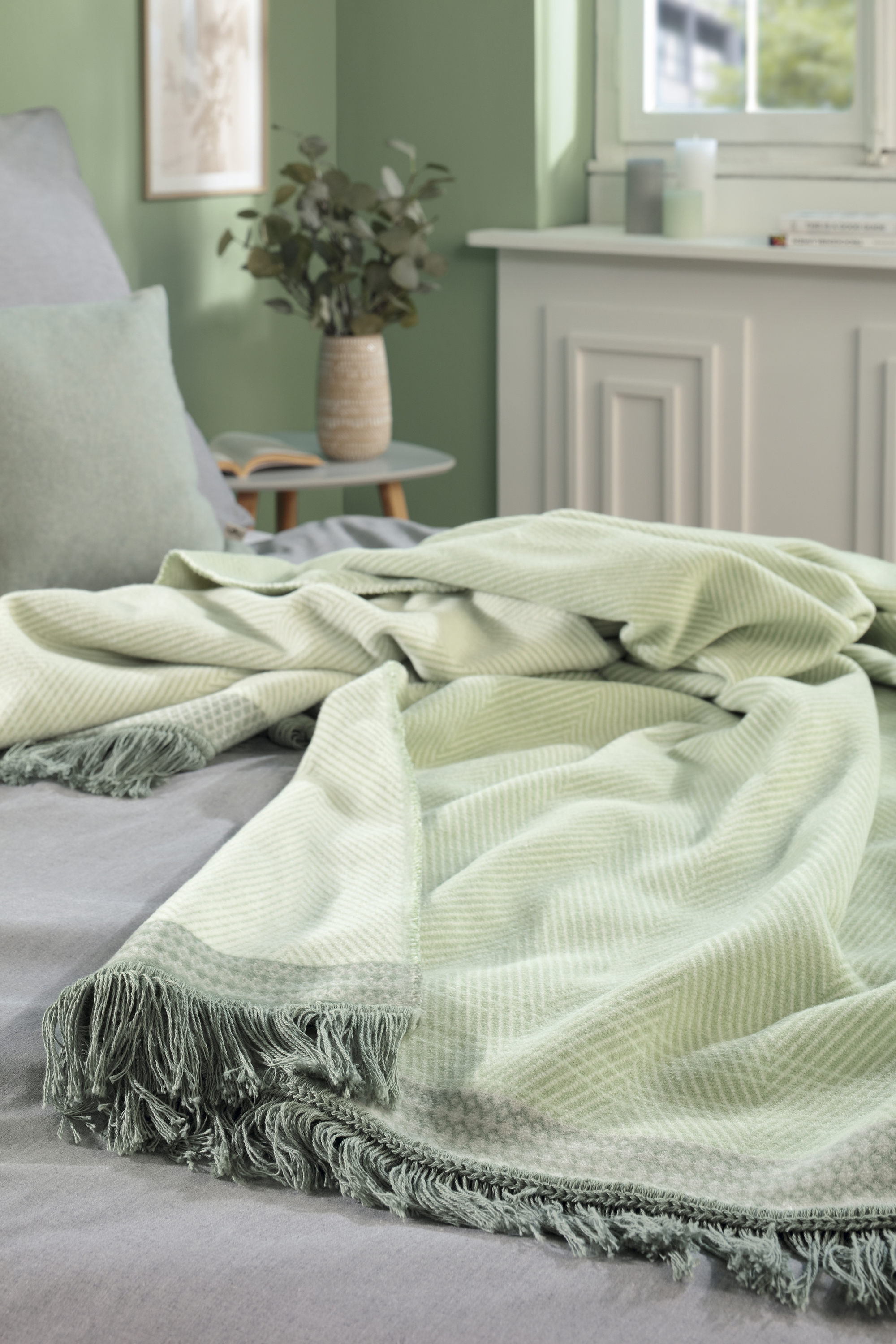 Kuscheldecke Sense green mit Fransen  Milieubild Hochformat