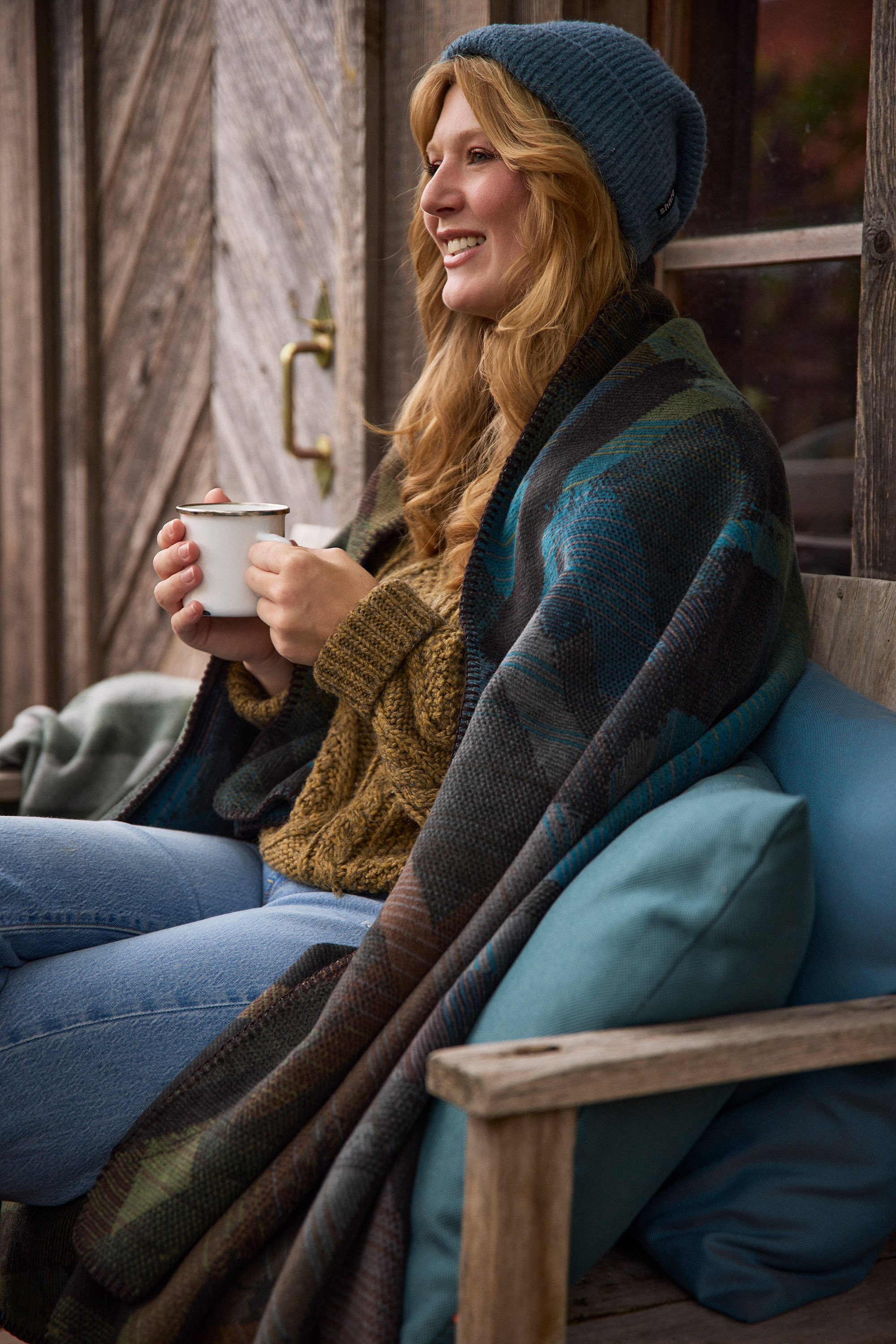 Kuscheldecke Mossy Glow Milieubild mit Model