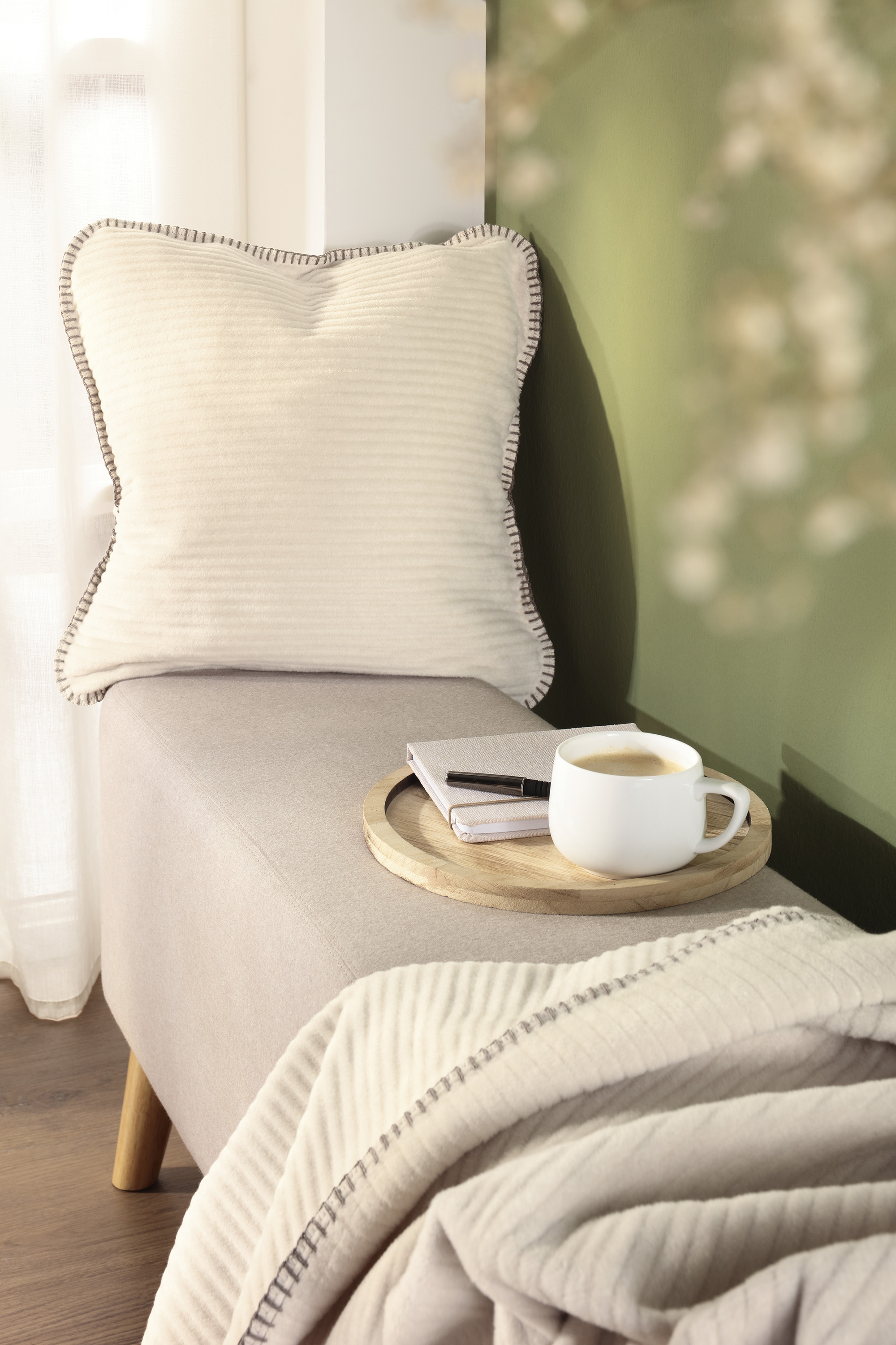 Kissenhülle "Feel Cord" light auf Sitzbank mit Deko