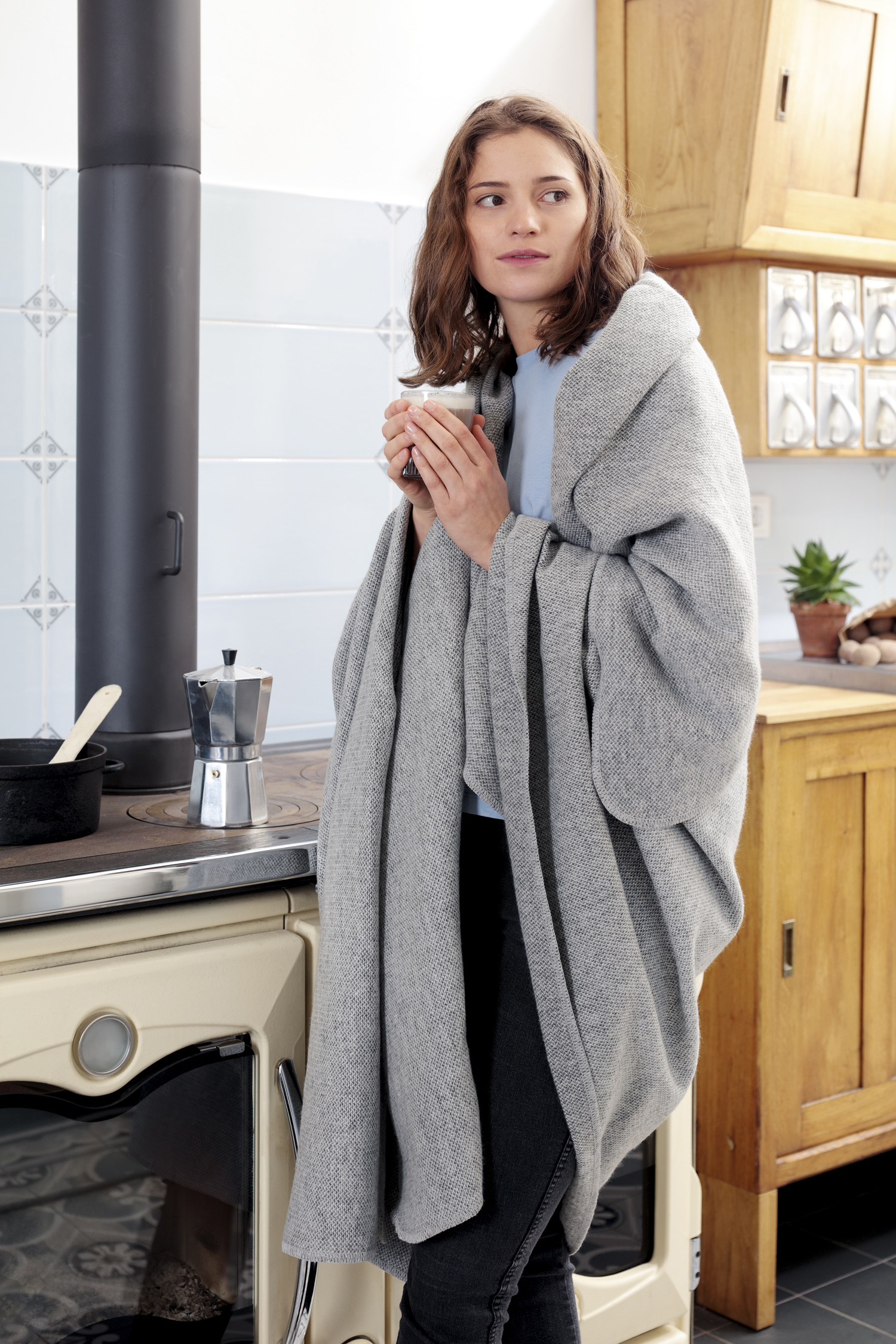 leichte Wohndecke "Easy" in grau mit Overlock-Stich - Milieu