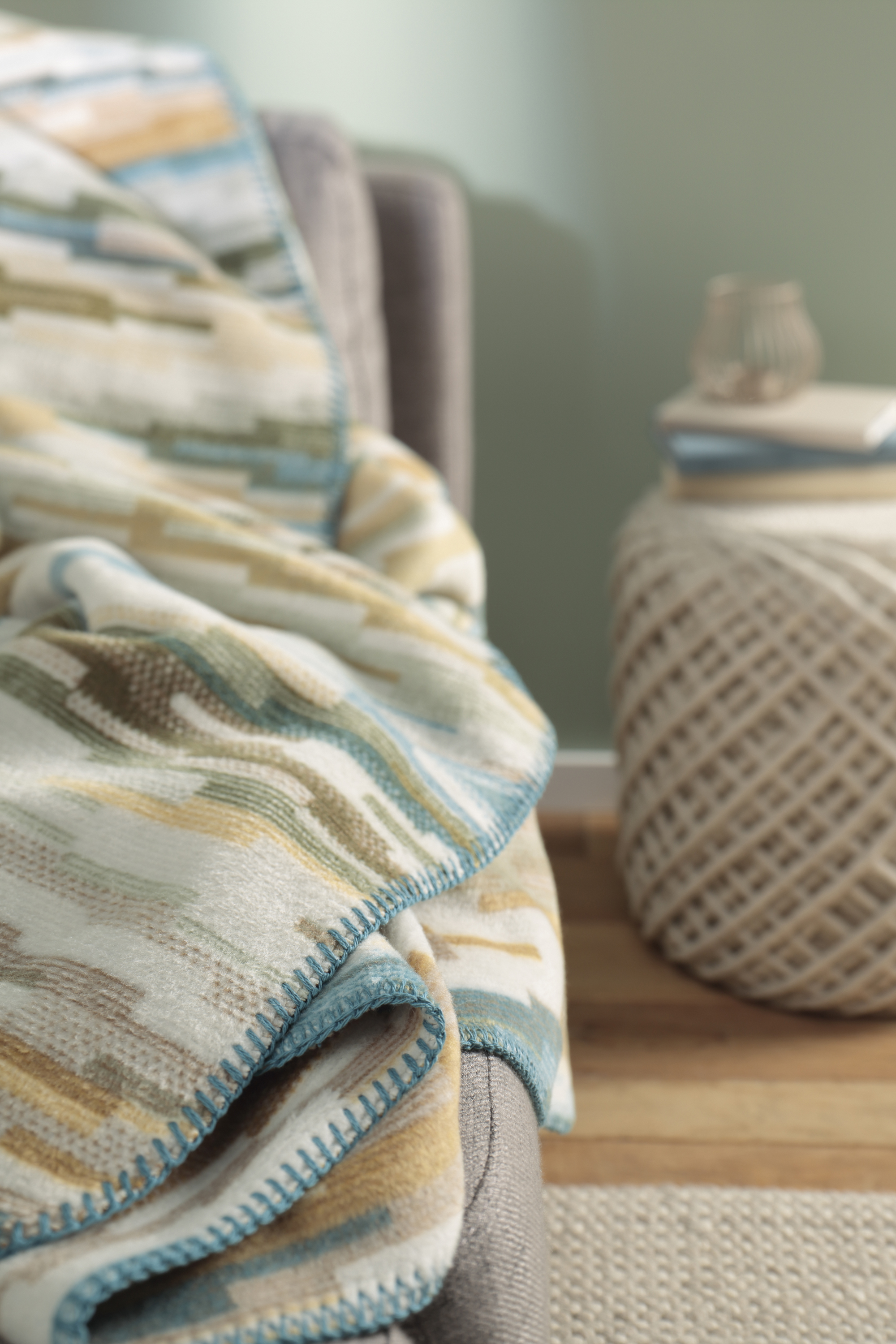 Kuscheldecke Mission Teal Milieubild Nahaufnahme