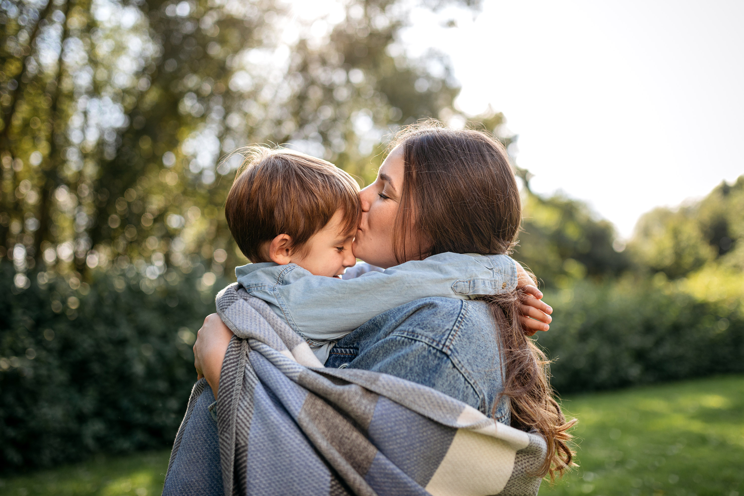 Emotionales Bild: Biederlack Nachhaltigkeit - Mutter und Sohn kuscheln