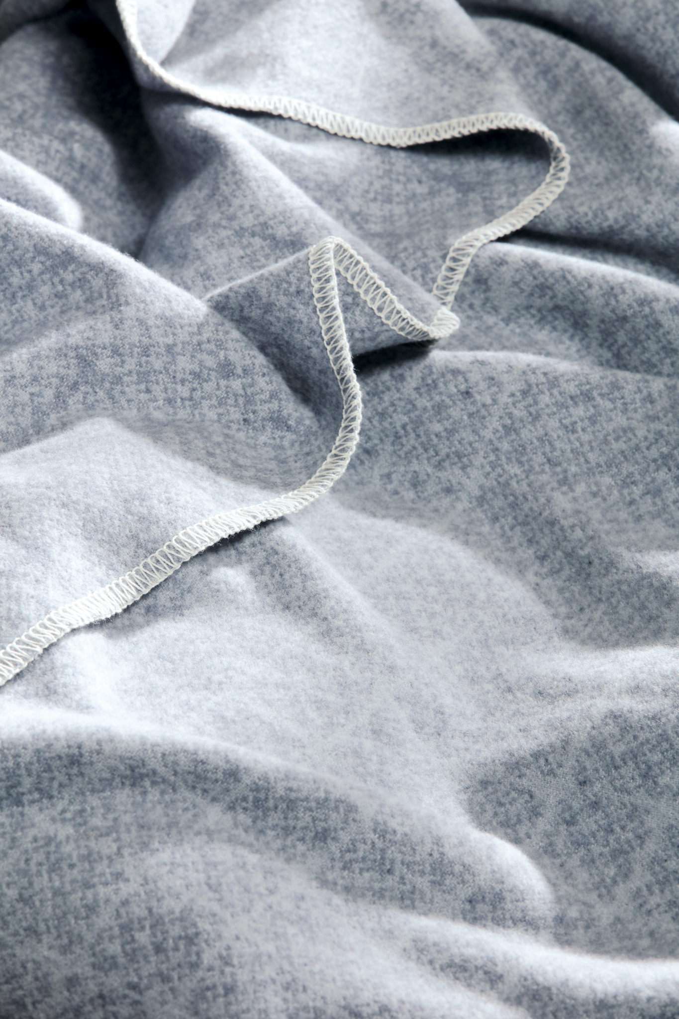 Wohndecke aus recycelten Jeans-Artikel "Reused" kariert - Detailaufnahme Flor