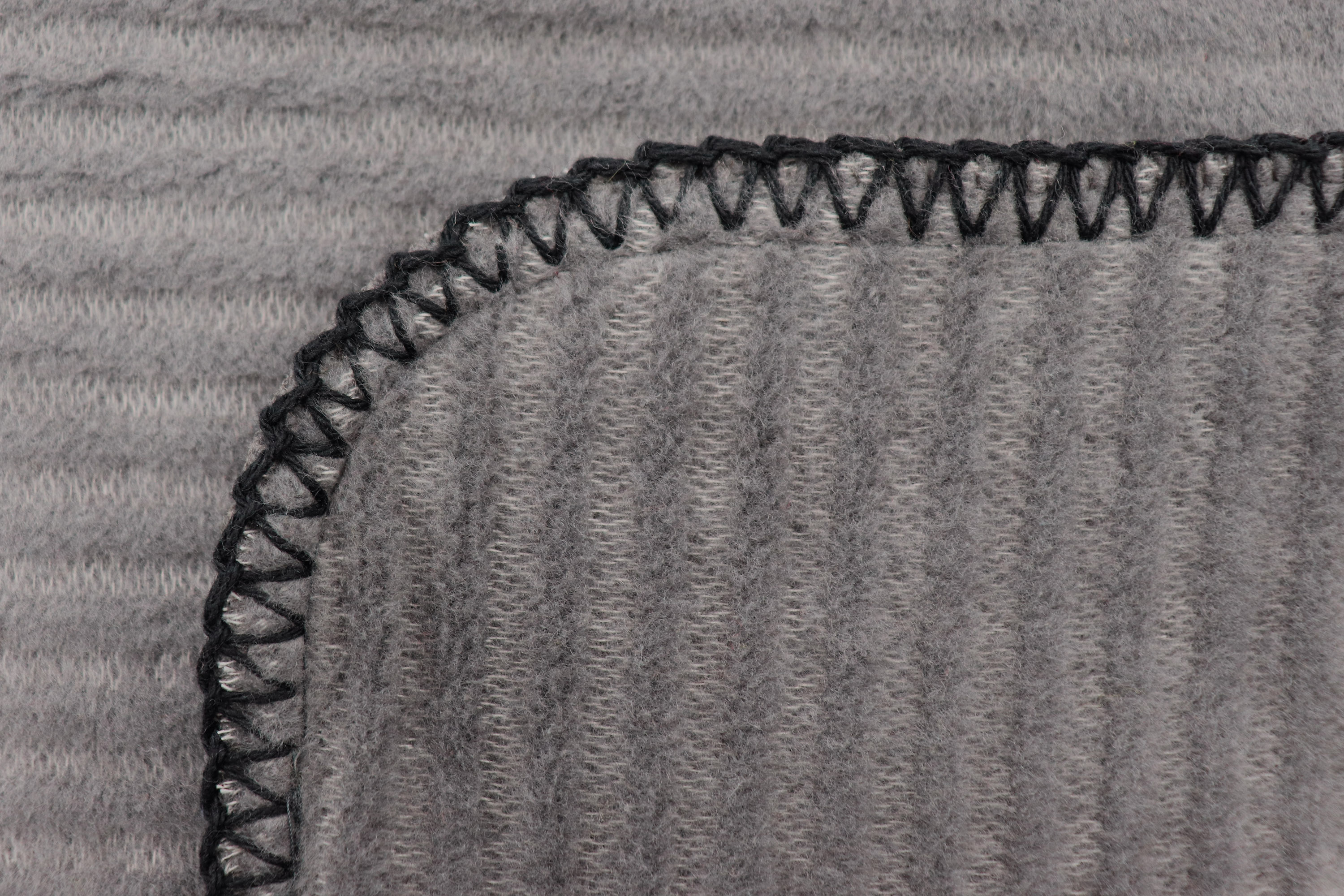 Kissenhülle Feel Cord dark Nahaufnahme Einfassung