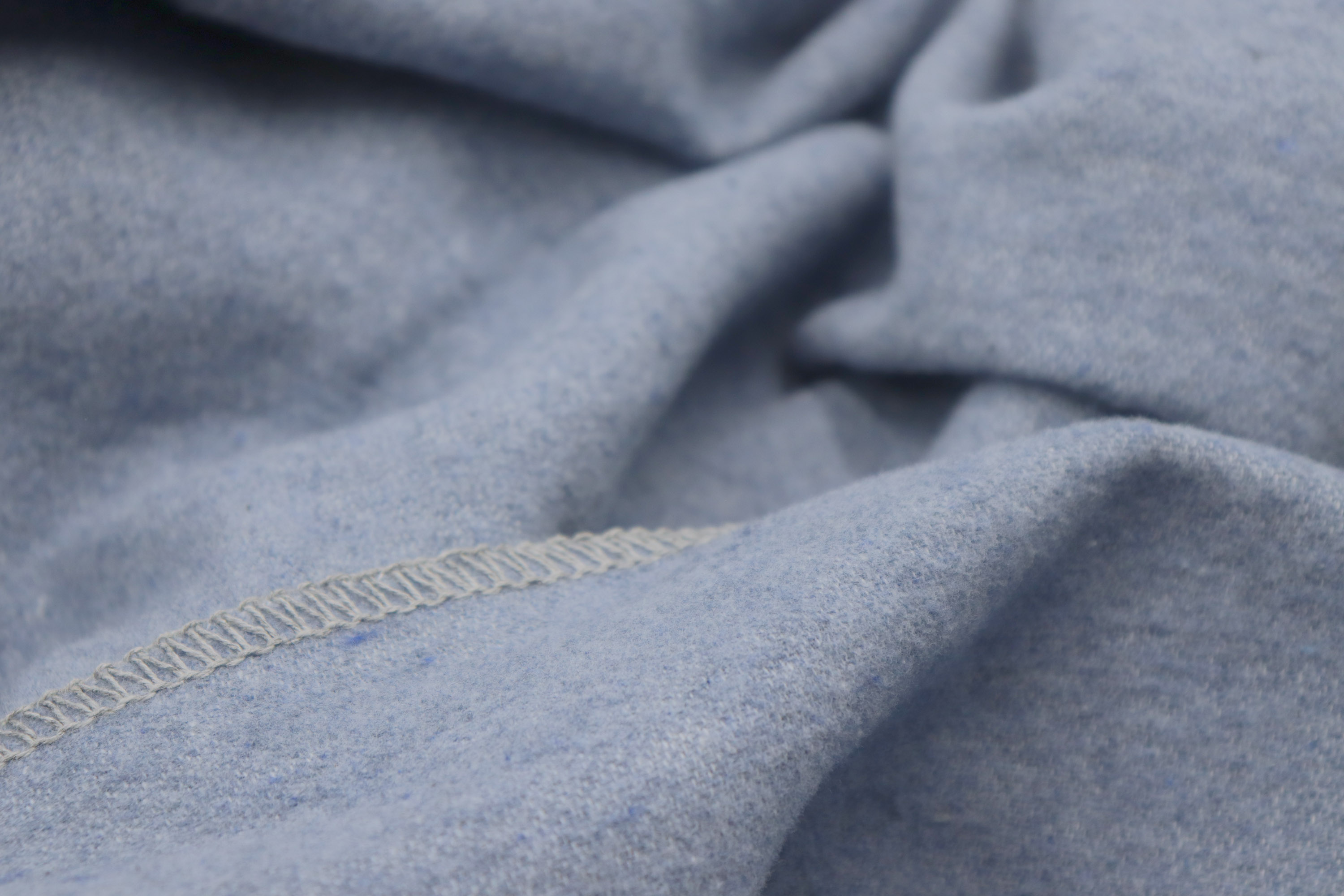 Nachhaltige Wohndecke Recover Jeans aus Recycling-Garn in dunkelblau - Detailaufnahme Flor