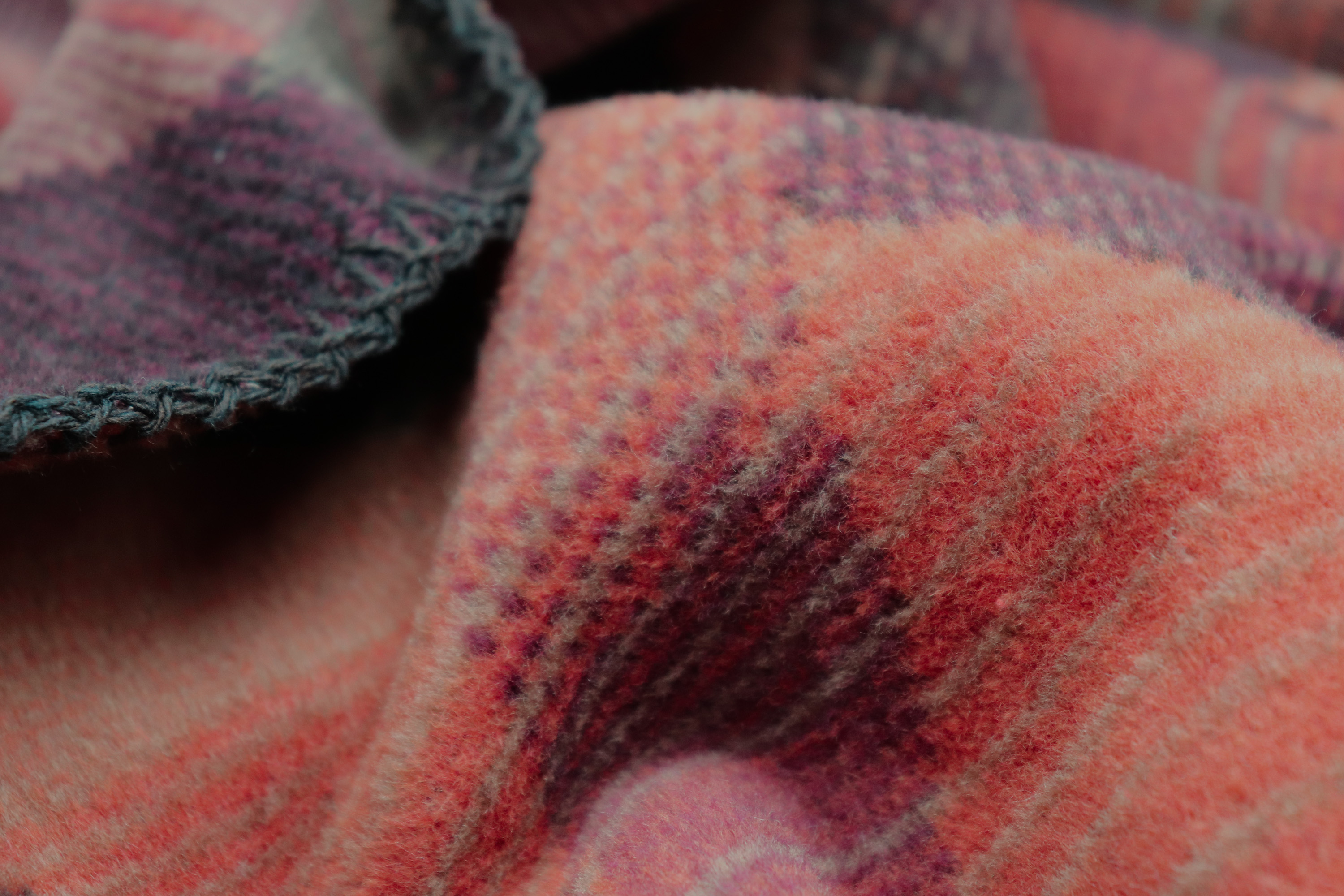 Kuscheldecke Garnet Glow Nahaufnahme Flor