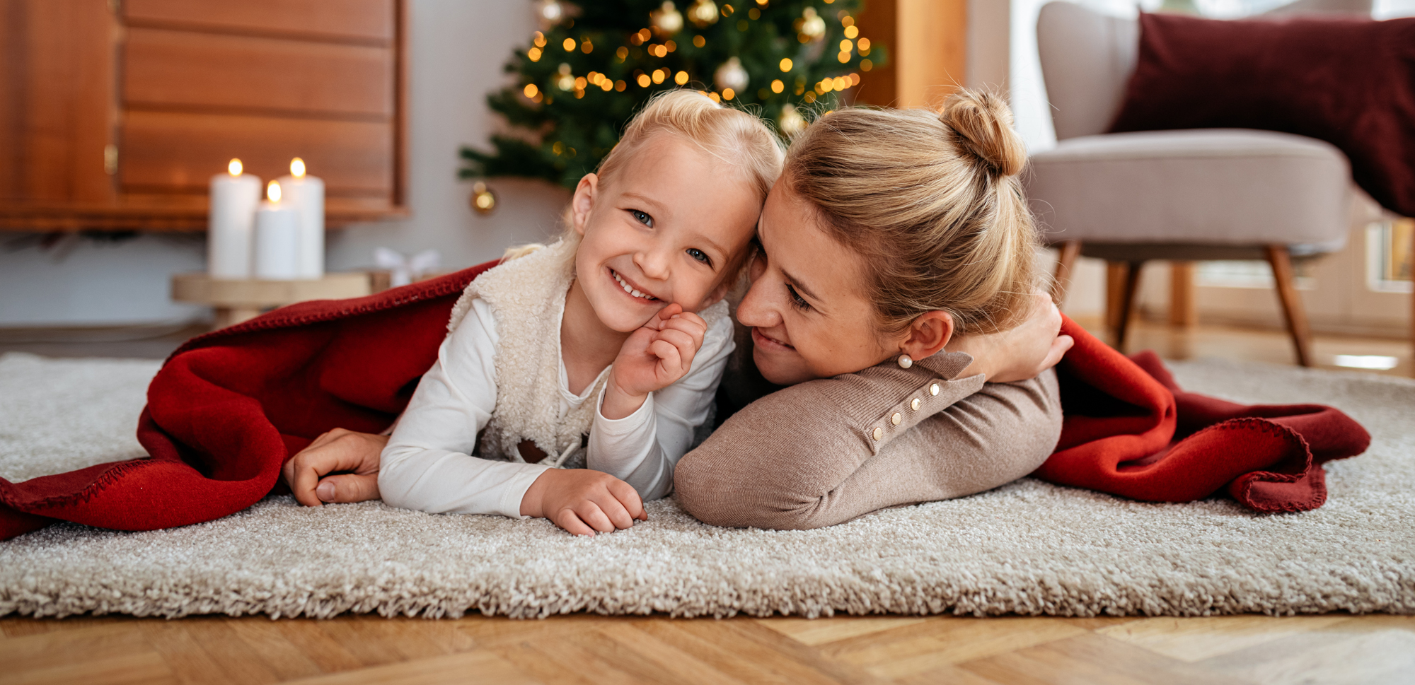 rote Wohn- und Kuscheldecke Duo Cotton in weihnachtlicher Stimmung