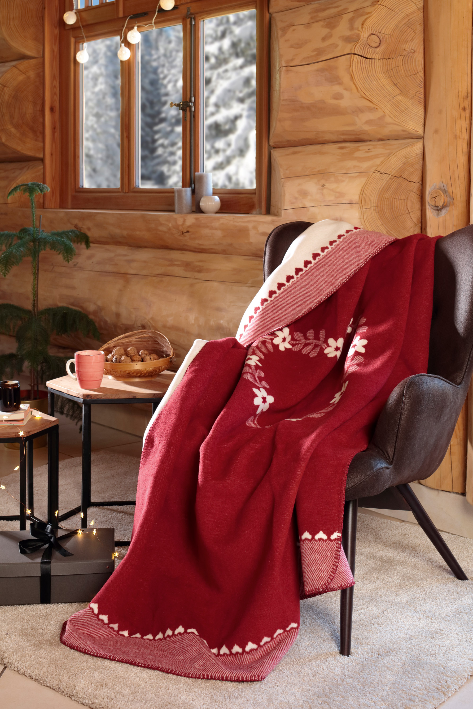 Wohndecke "Heart-Warming" Winterliche Kuscheldecke mit Herz-Motiv in rot - Milieu