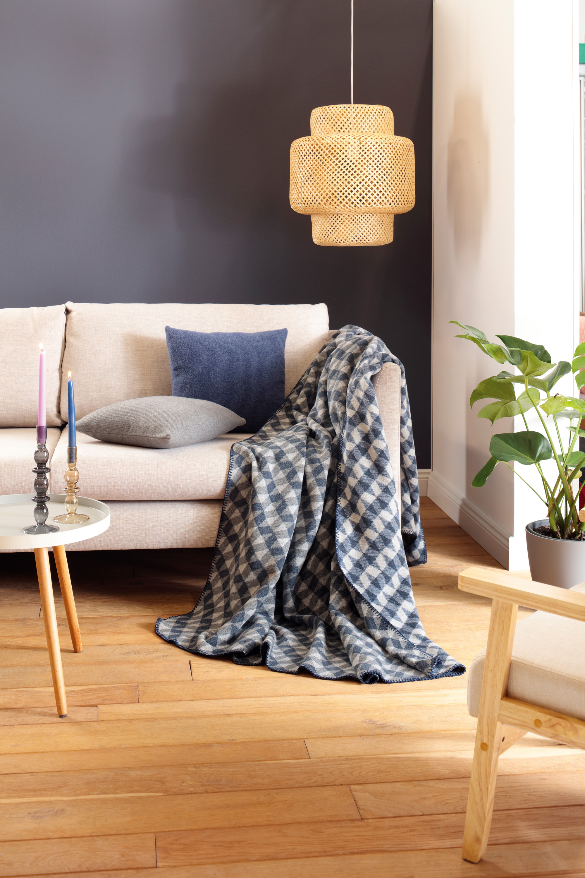 Nachhaltige Kuscheldecke "Reflection blue" aus Recycling-Garn mit grafischem Muster in blau - Milieu