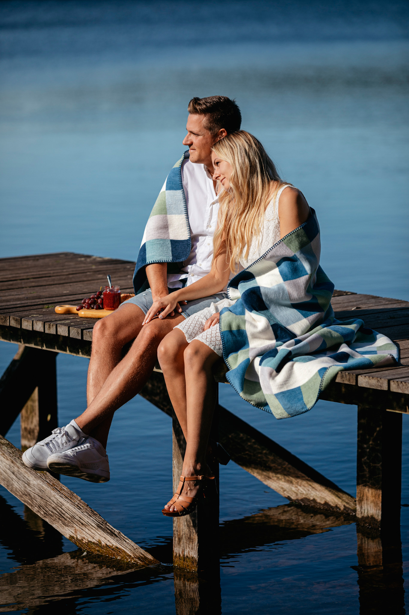 Emotionales Bild im Sommer mit Kuscheldecke Swimming Pool