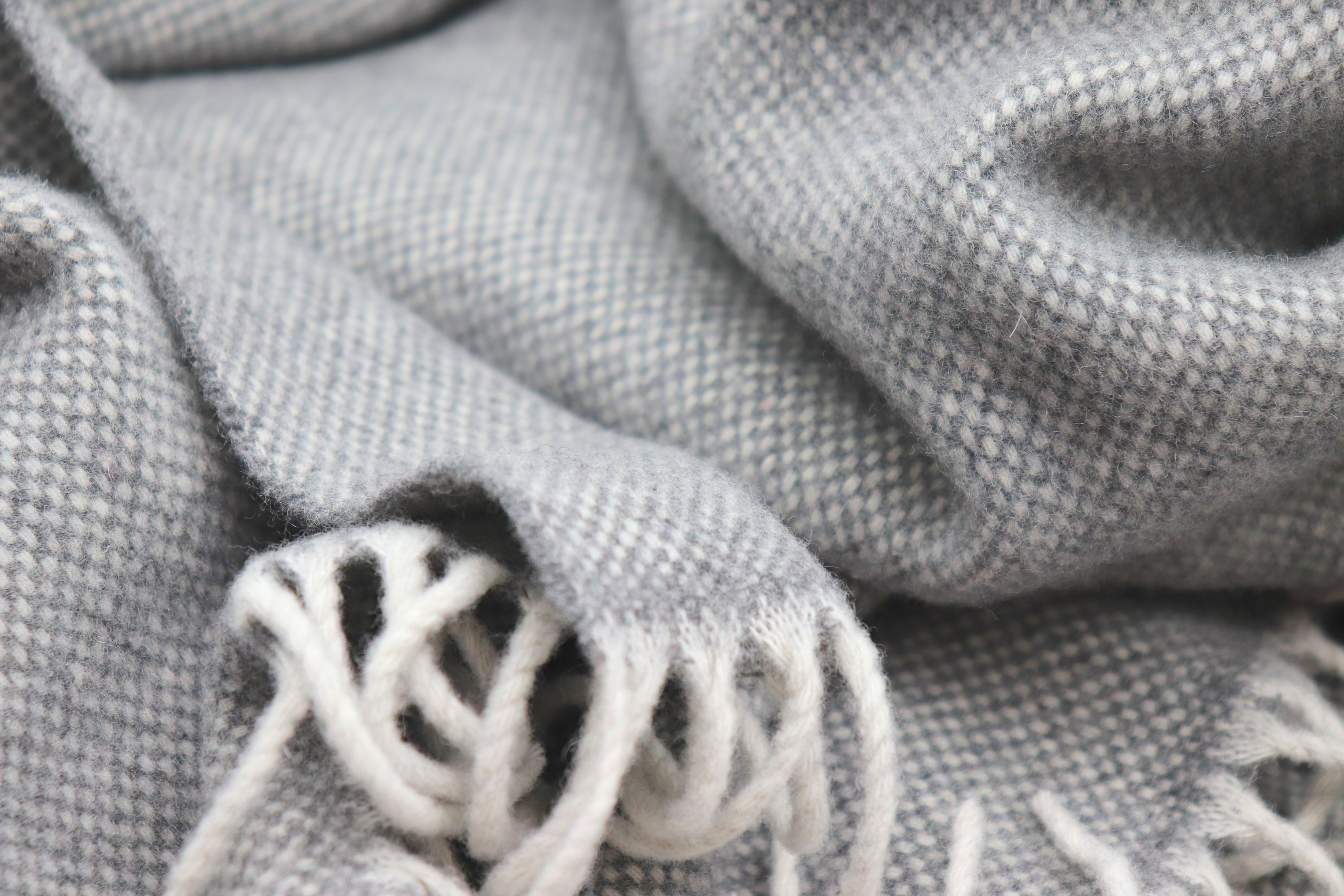 ELLE Decoration Kaschmirplaid "Gambit Light grey" aus Wolle und Kaschmir - Detailaufnahme Flor