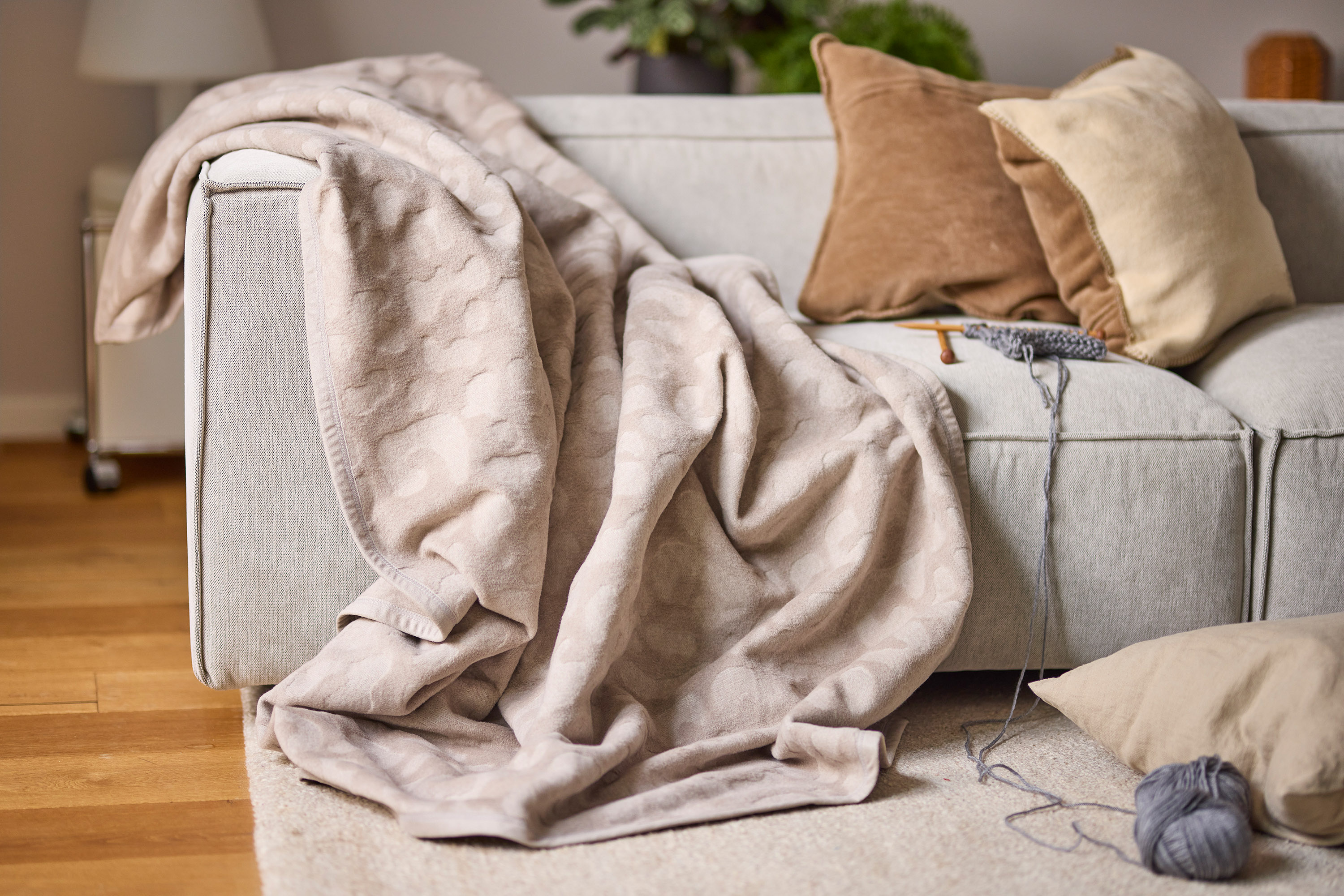 Wohndecke mit Reliefstruktur Feel Leo Milieubild auf Couch