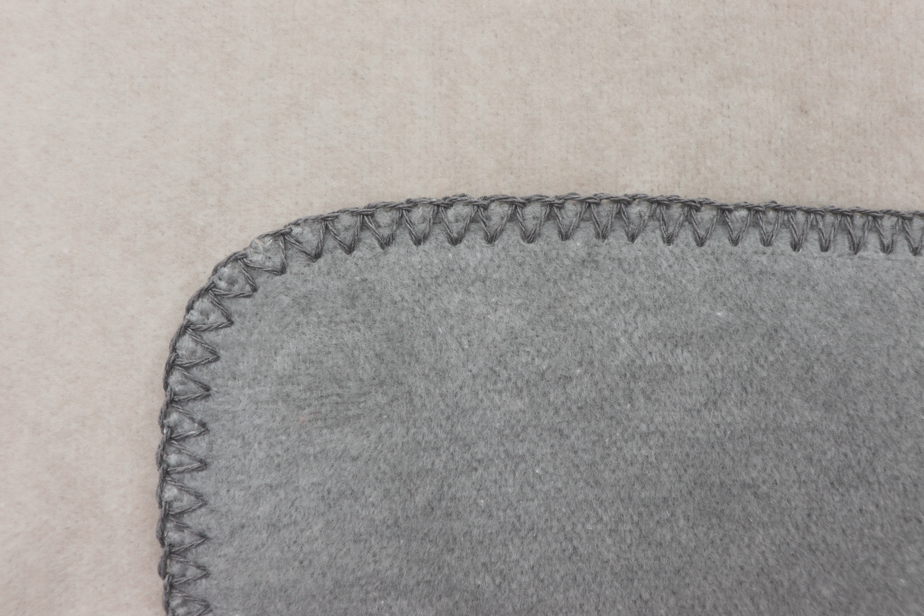 Wohn- und Kuscheldecke "Great Stone" Wohndecke Great Stone Nahaufnahme Einfassung