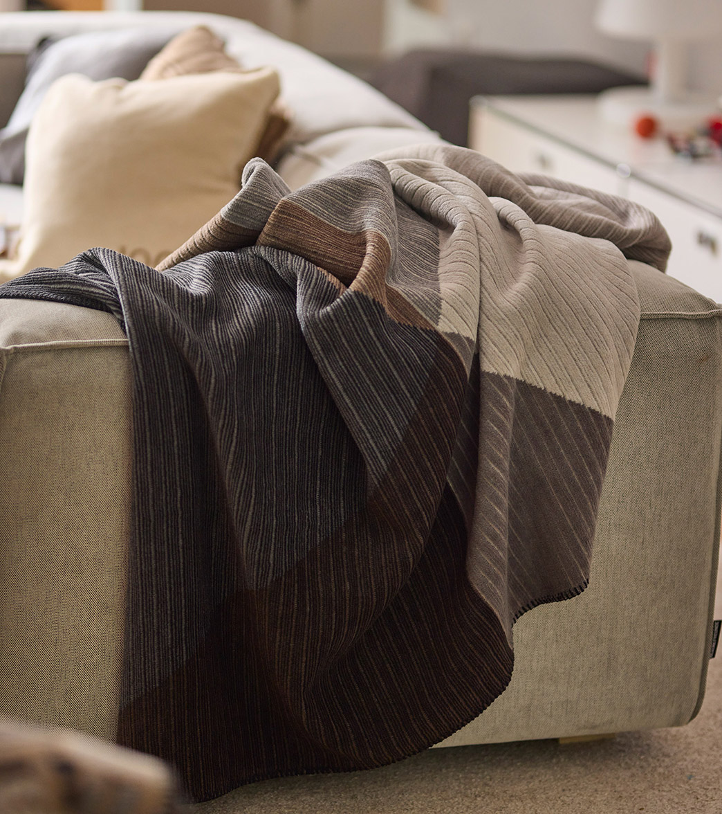 Wohndecke Feel Graphic Milieubild auf Couch