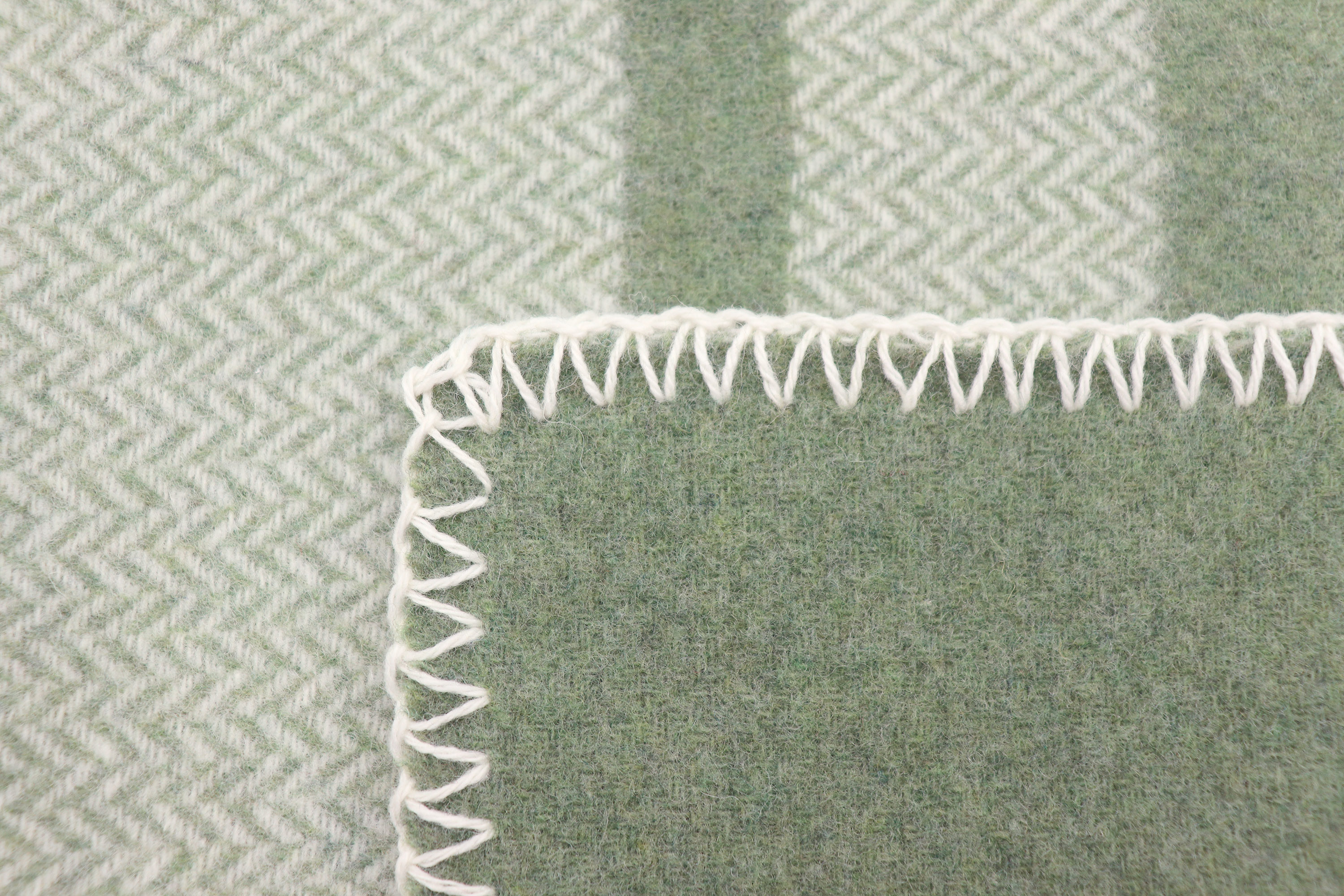 Wolldecke aus recycelter Wolle Stripe green Nahaufnahme Einfassung