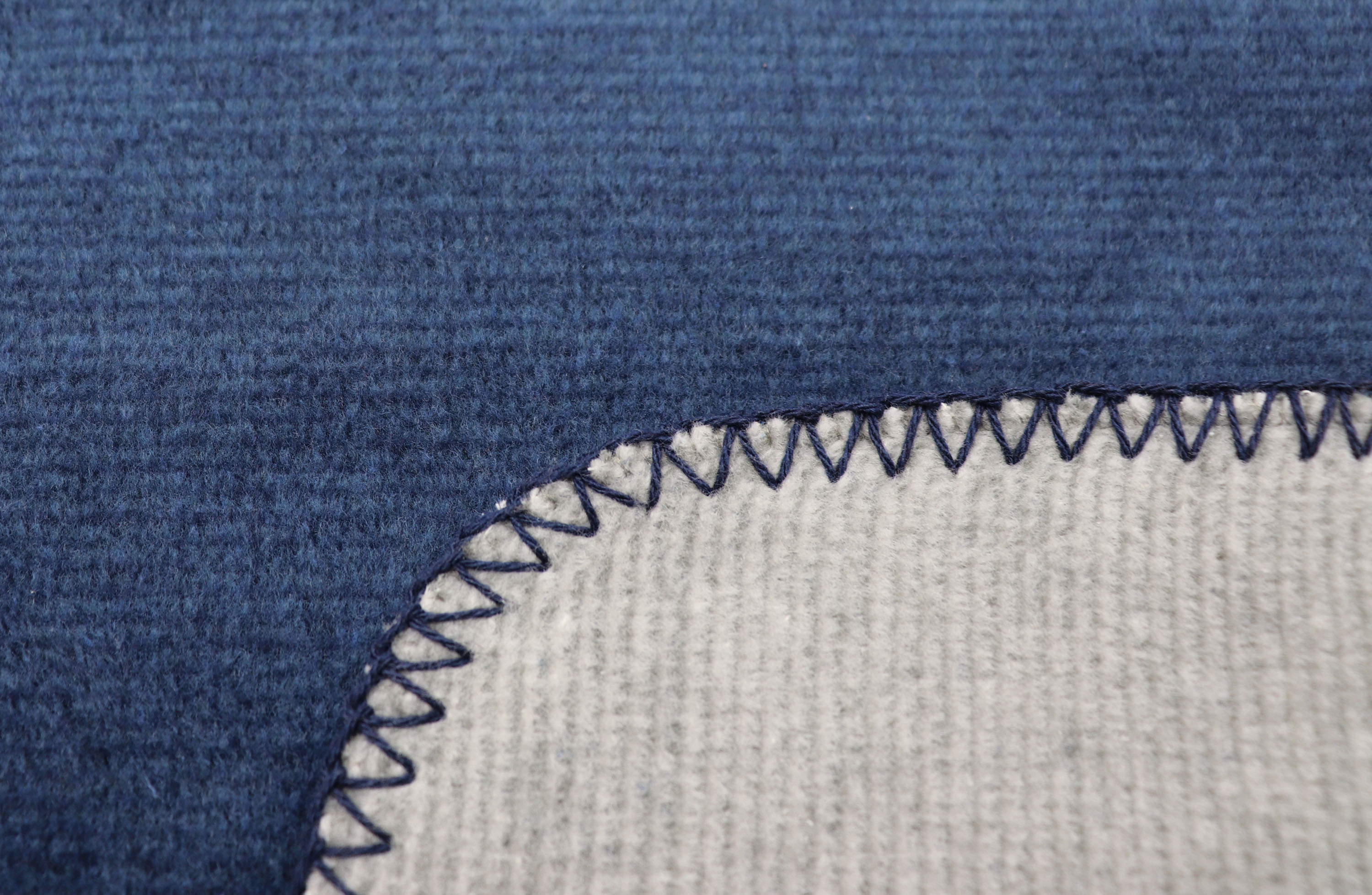 Wohndecke "Melange Doubleface" aus Baumwollmischgewebe in 150x200 cm in Marineblau-Silbergrau - Zierstich