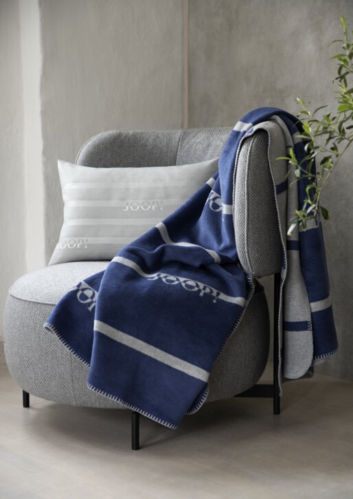 Wohndecke JOOP! Logo-Stripes navy Milieubild