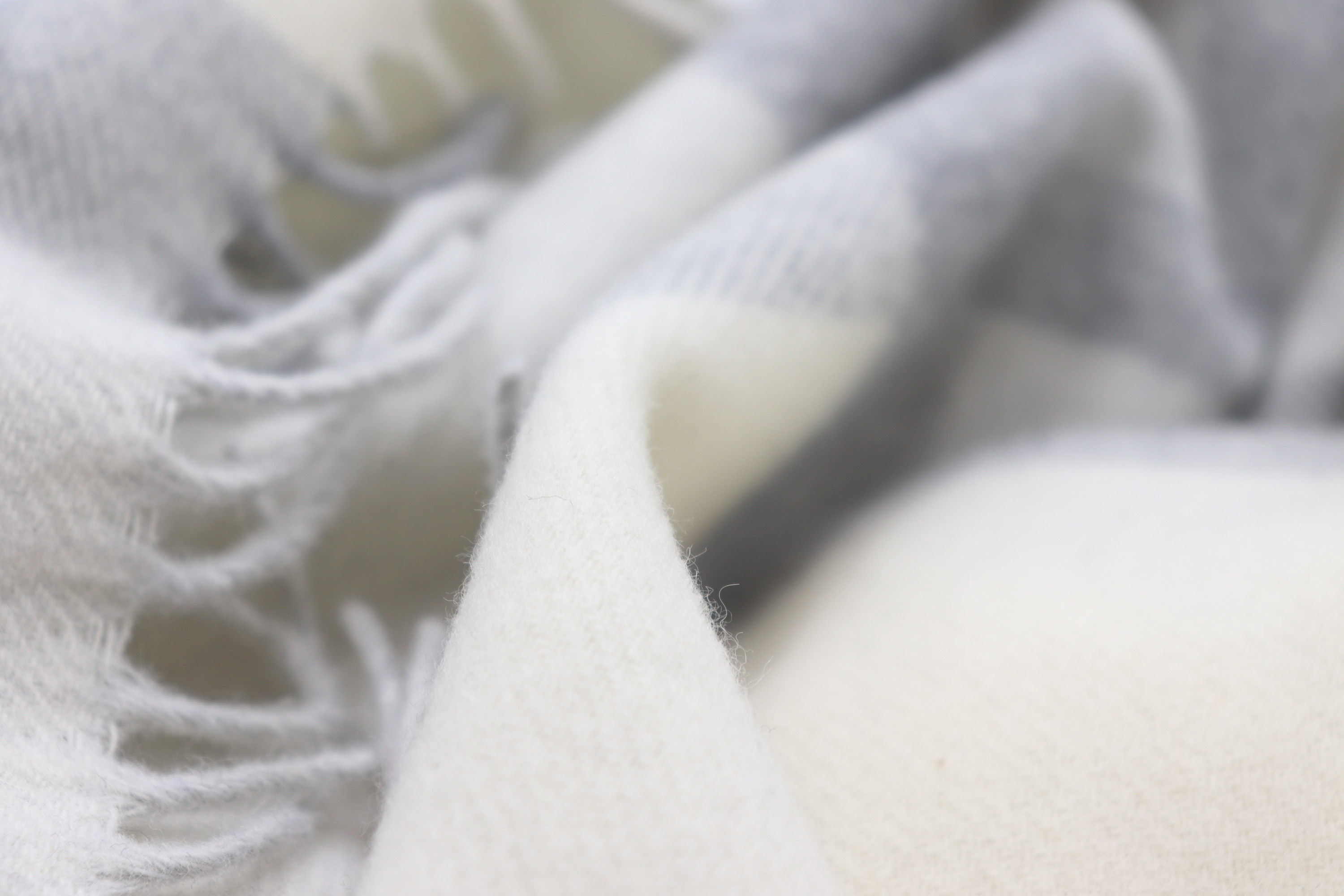 dezent kariertes Kaschmirplaid "Helsinki creme" in natur/grau - Detailaufnahme Flor