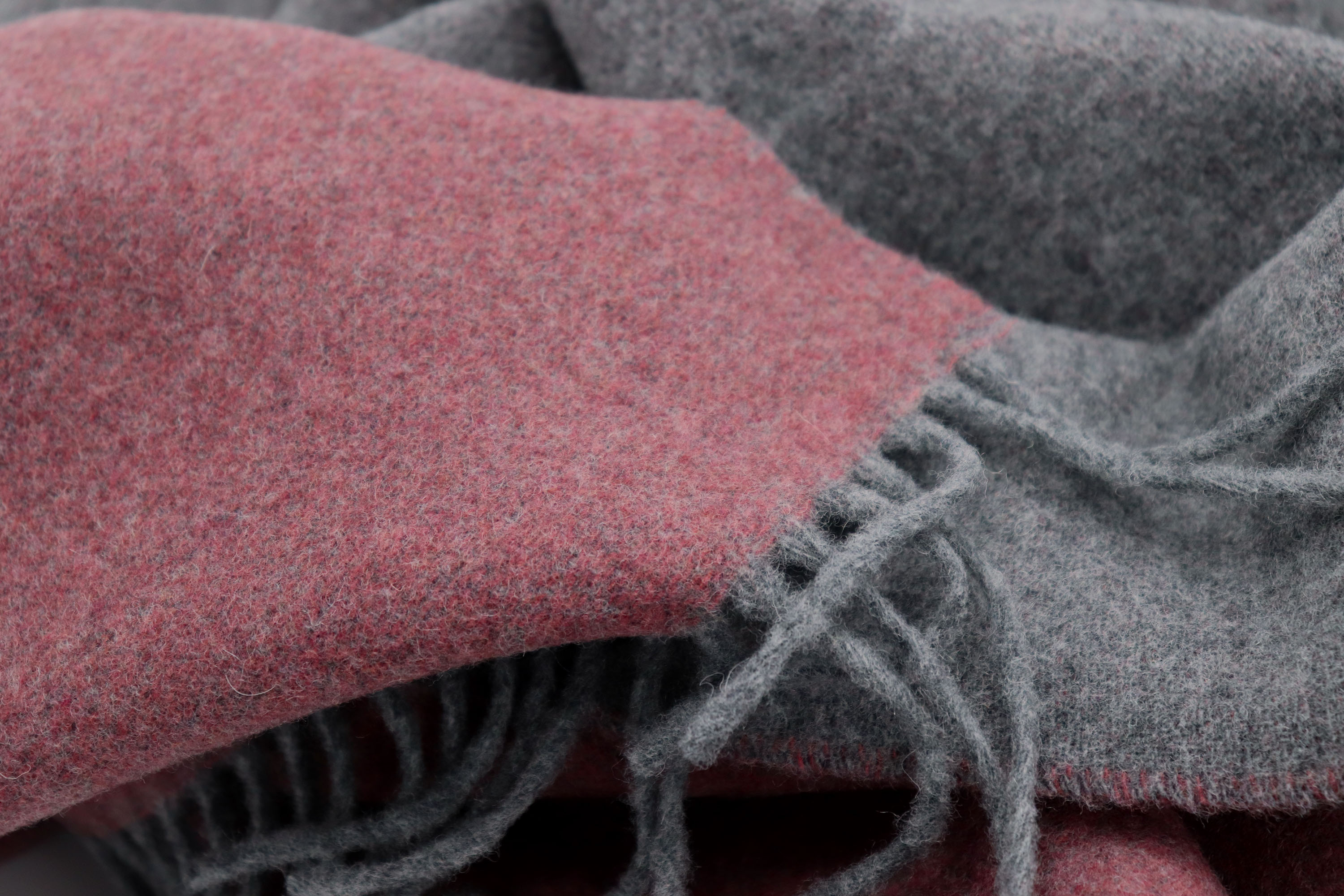 Hochwertiges Kaschmirplaid mit Fransen in rouge-graphit - Flor