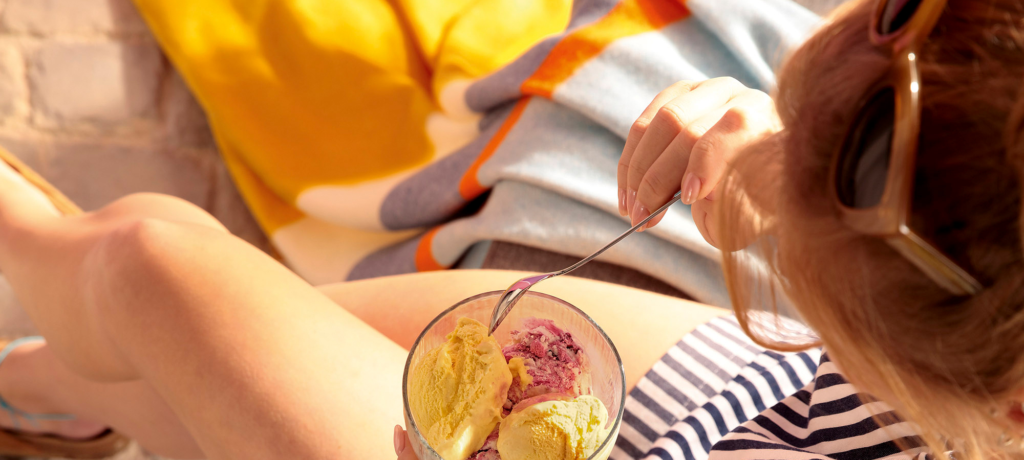 Sommerplaid Fresh Stripe Milieubild mit Model