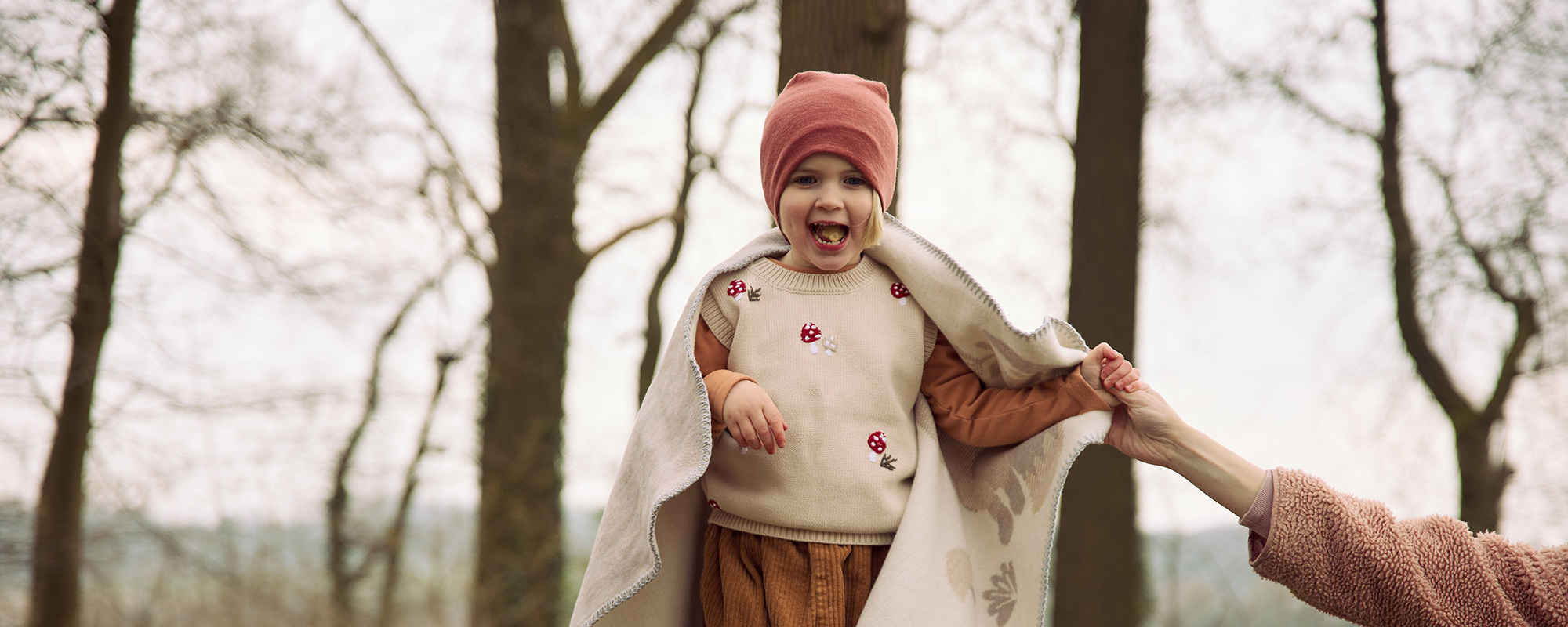 Kinderdecke Foxy mit Kleinkind im Wald