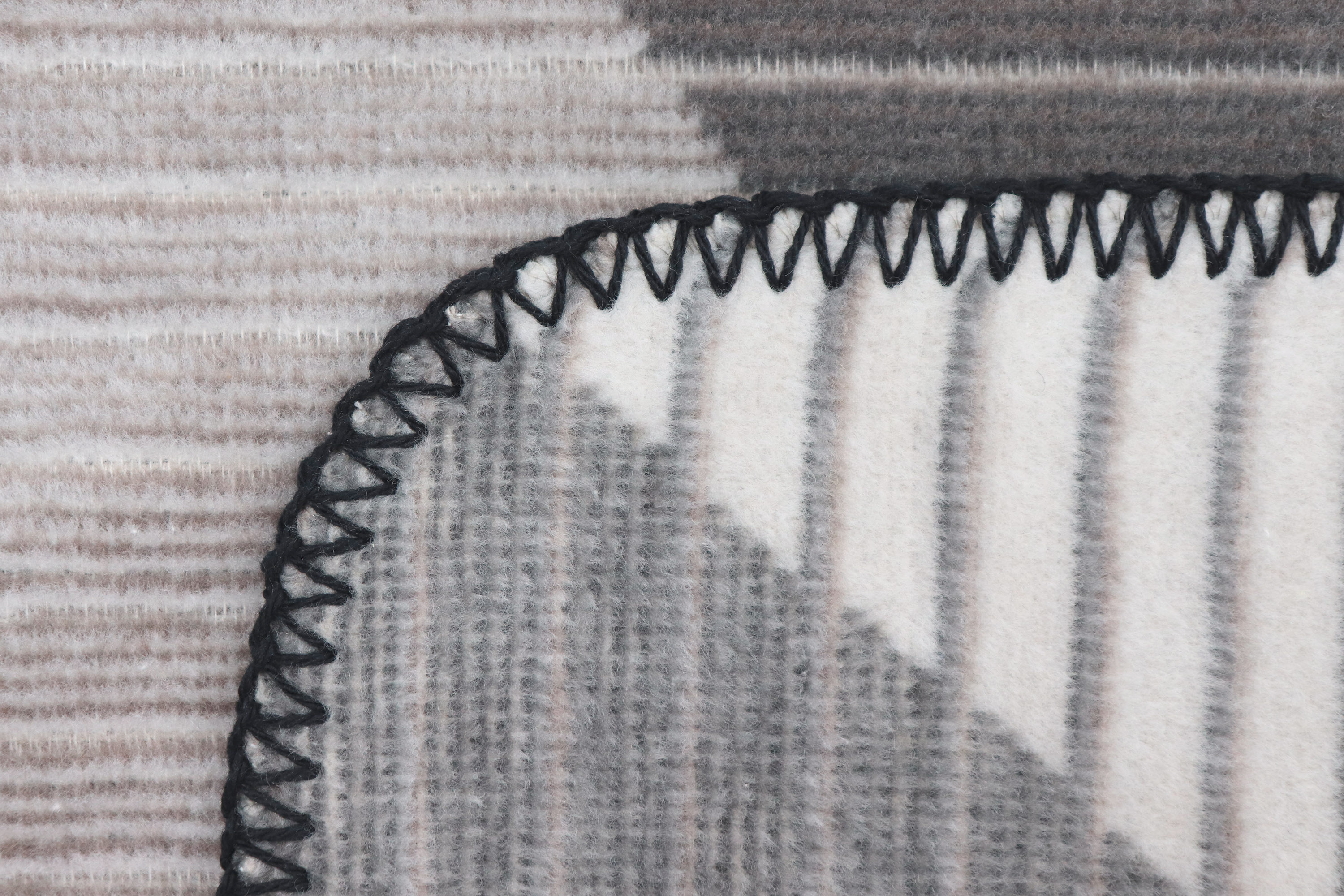 Wohndecke mit Reliefstruktur Feel Graphic Nahaufnahme Einfassung