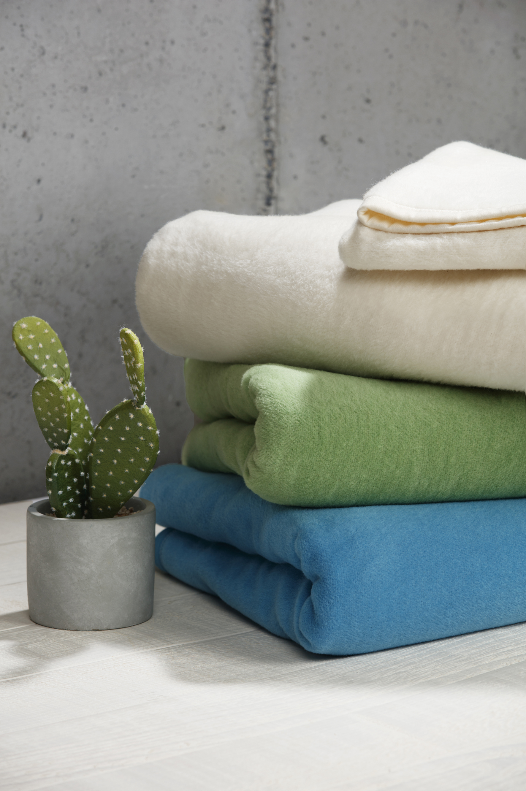 Wohn- und Kuscheldecke "Uno Cotton" Einfarbige Wohndecke "Uno Cotton" aus Baumwollmischgewebe in Natur - Milieu