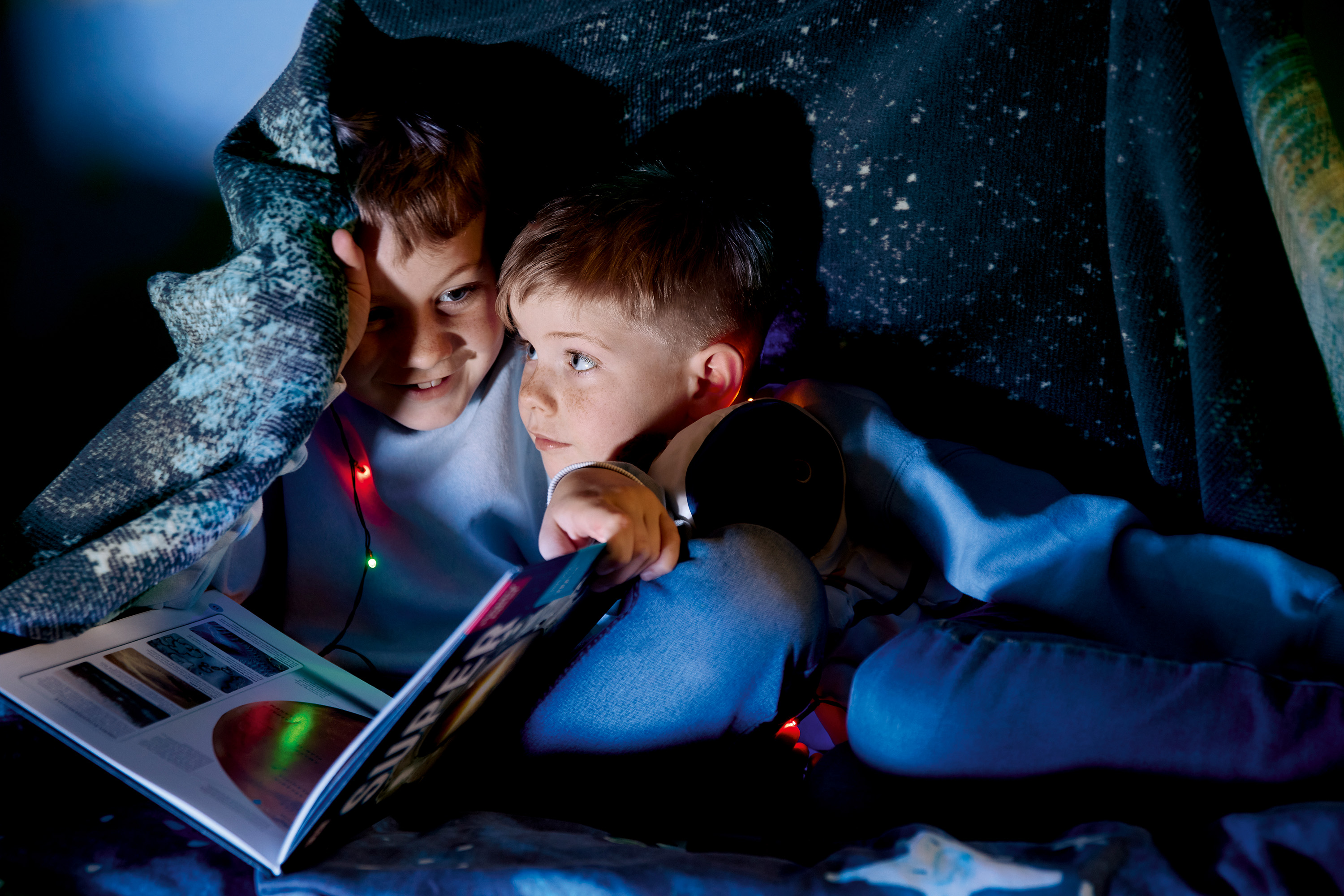 Kinderdecke Cosmos Milieuaufnahme mit zwei Kindern unter der Decke