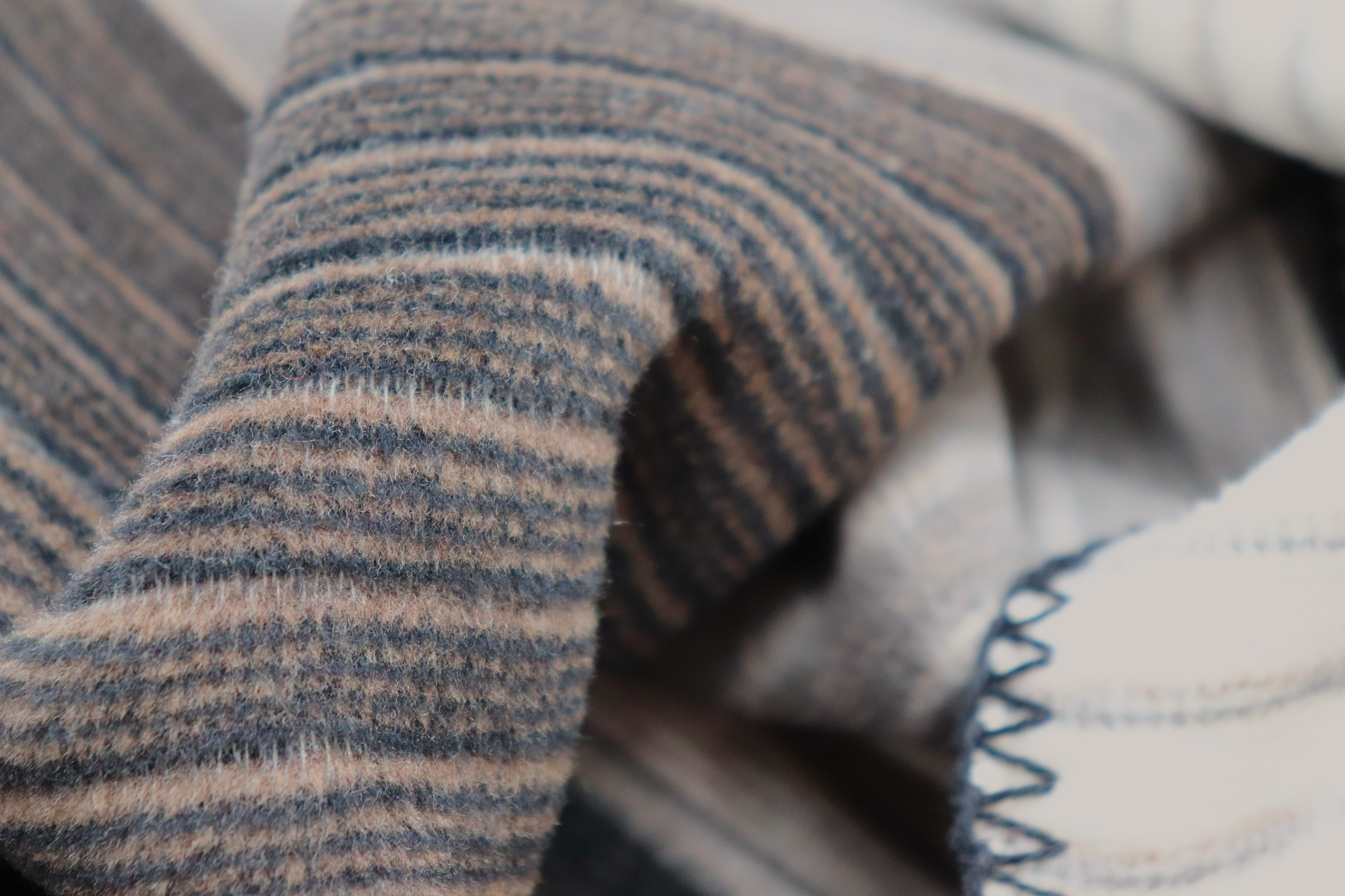 Wohndecke mit Reliefstruktur Feel Graphic Nahaufnahme Flor