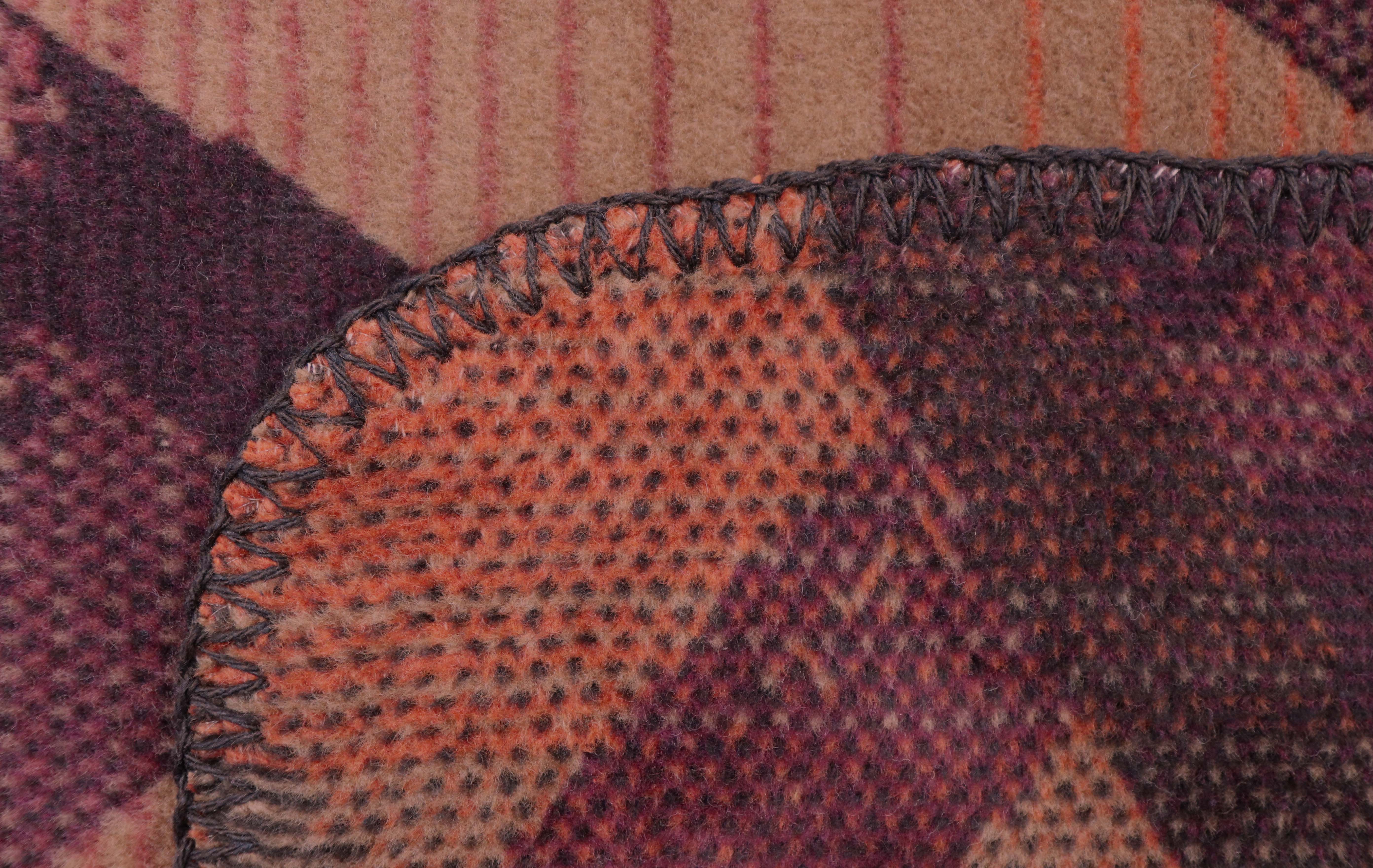 Kuscheldecke Garnet Glow Nahaufnahme Einfassung