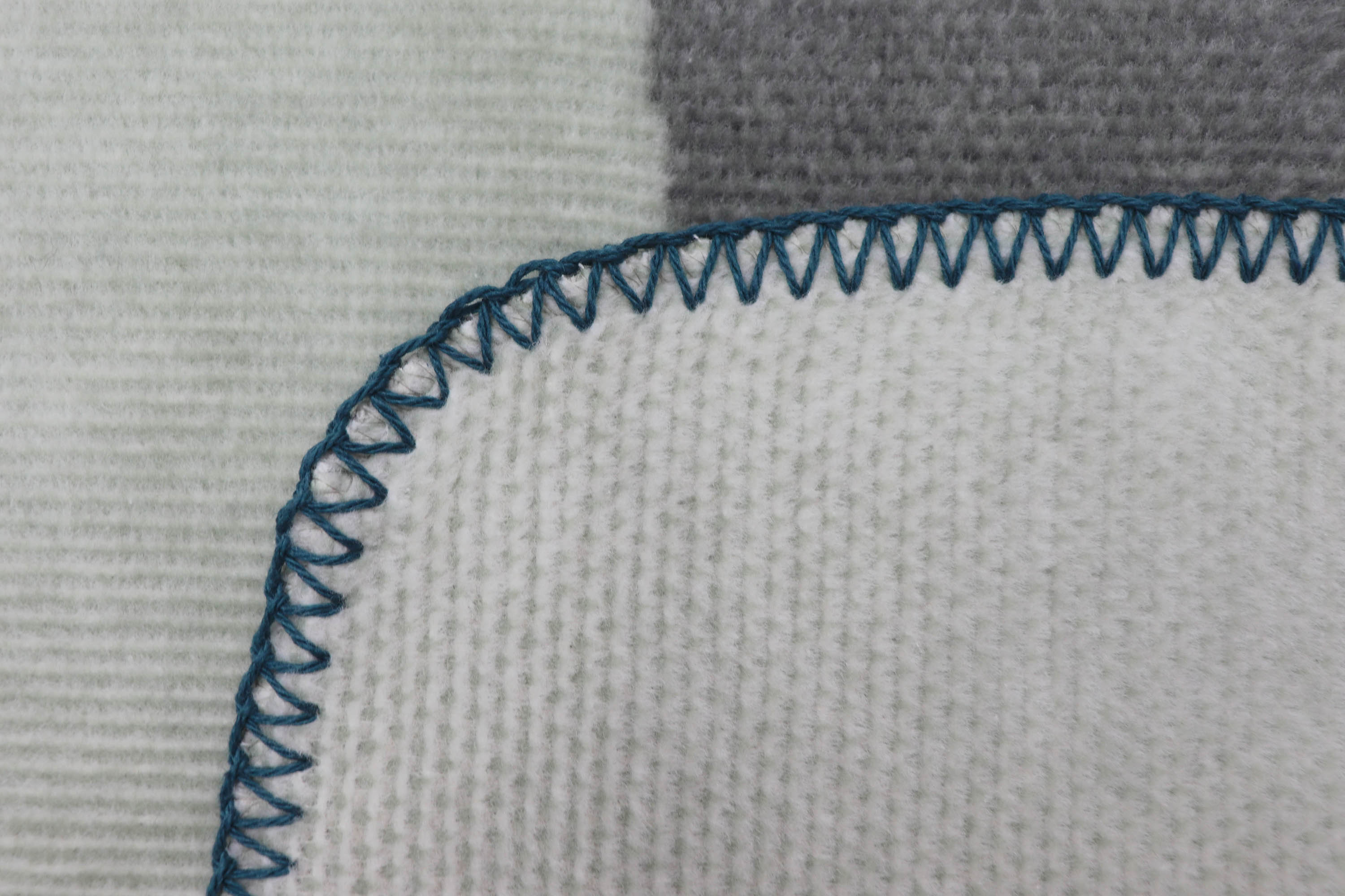 Kuscheldecke Verdant Vibes Nahaufnahme Einfassung
