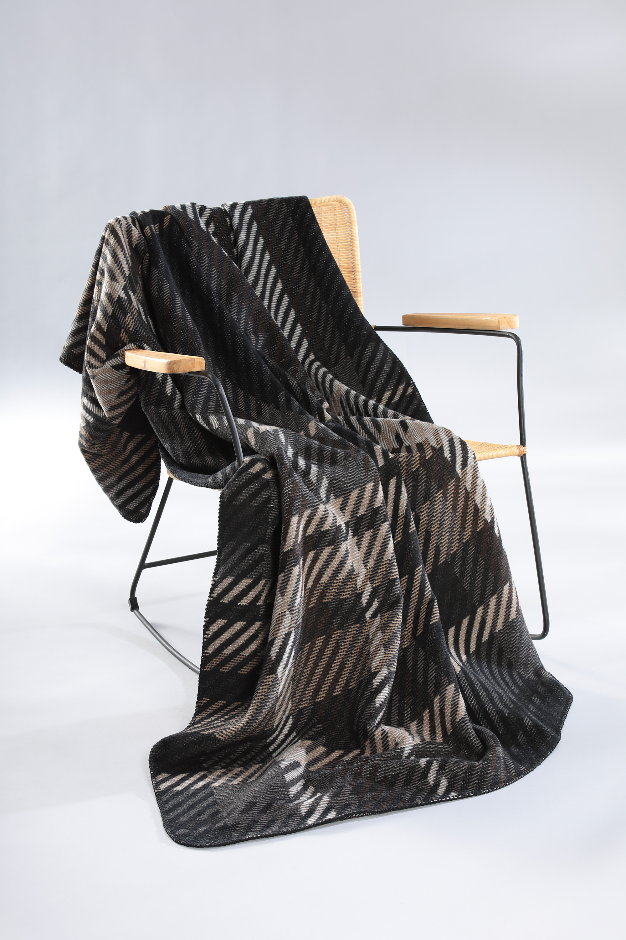 Kuscheldecke Midnight Elegance auf Sessel gelegt