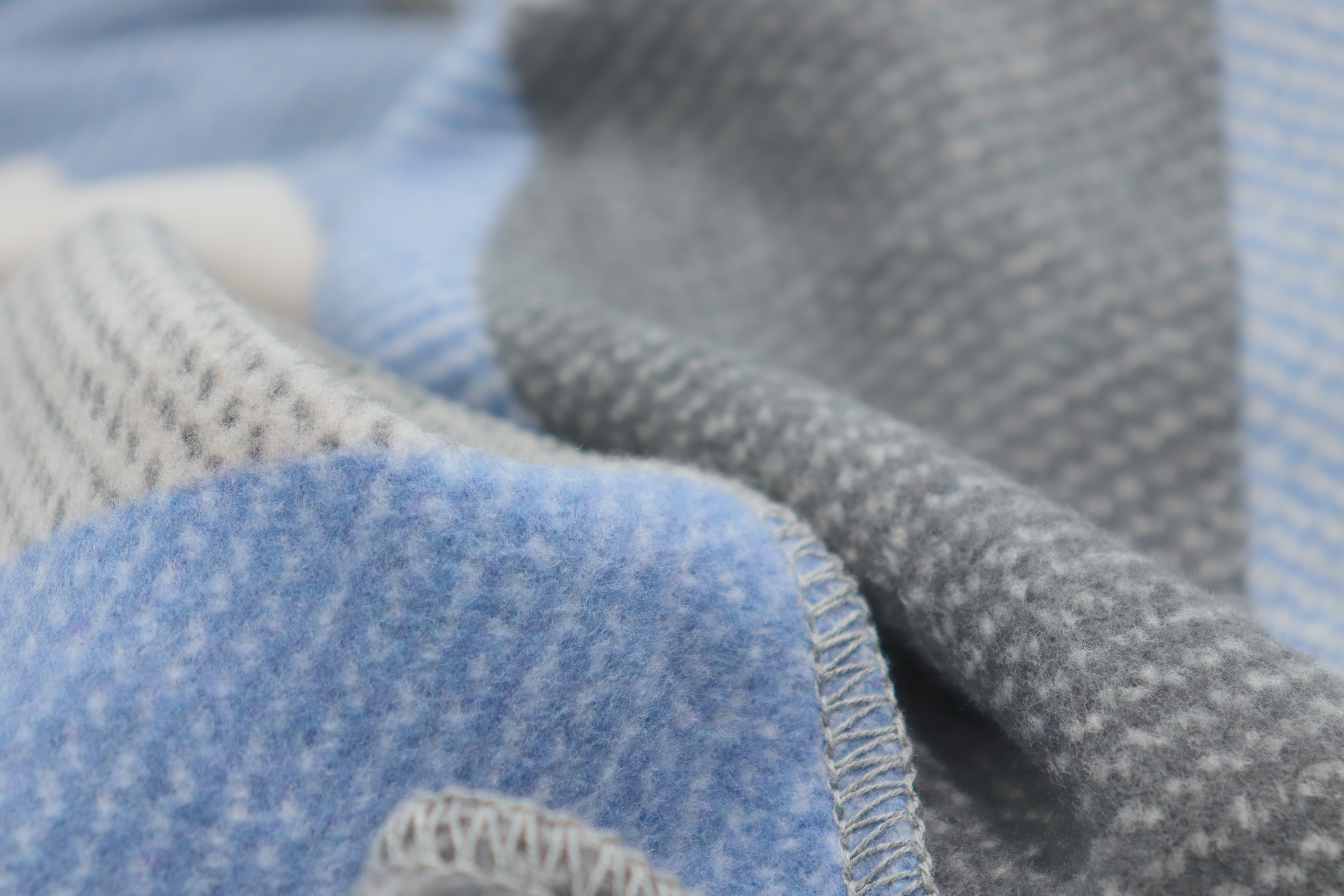 Blau karierte Kuscheldecke aus Recycling-Garn - Detailaufnahme Flor