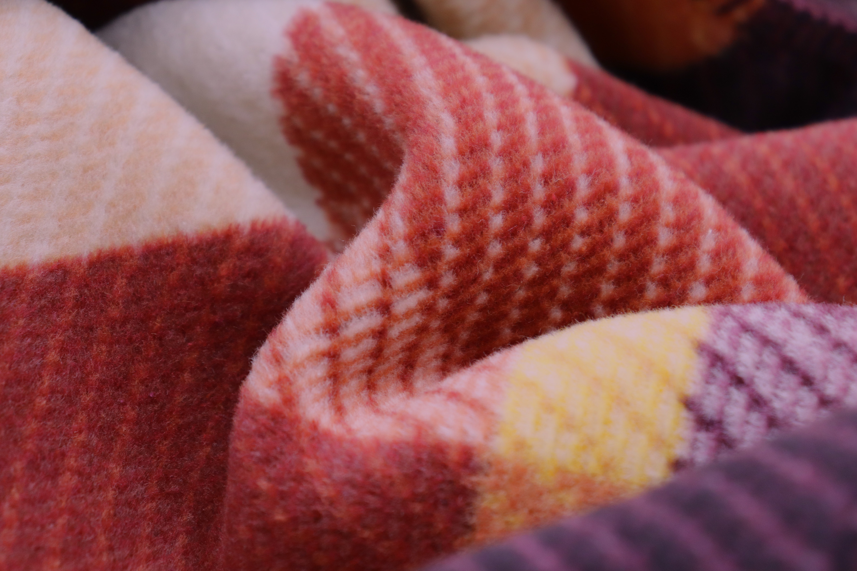 Kuscheldecke Ruby Check Nahaufnahme Flor