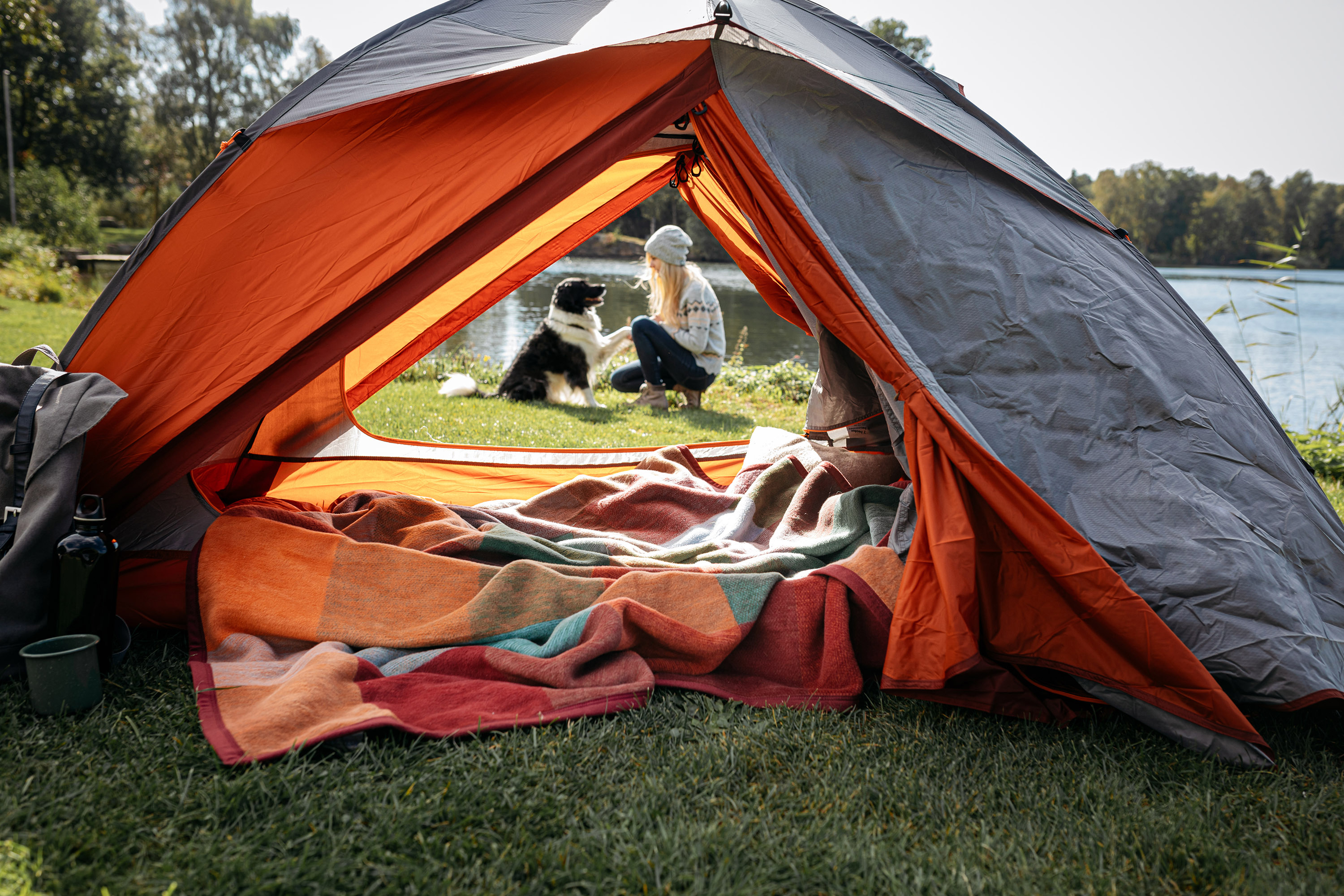 Baumwolldecke Colour Woven beim Camping mit Hund
