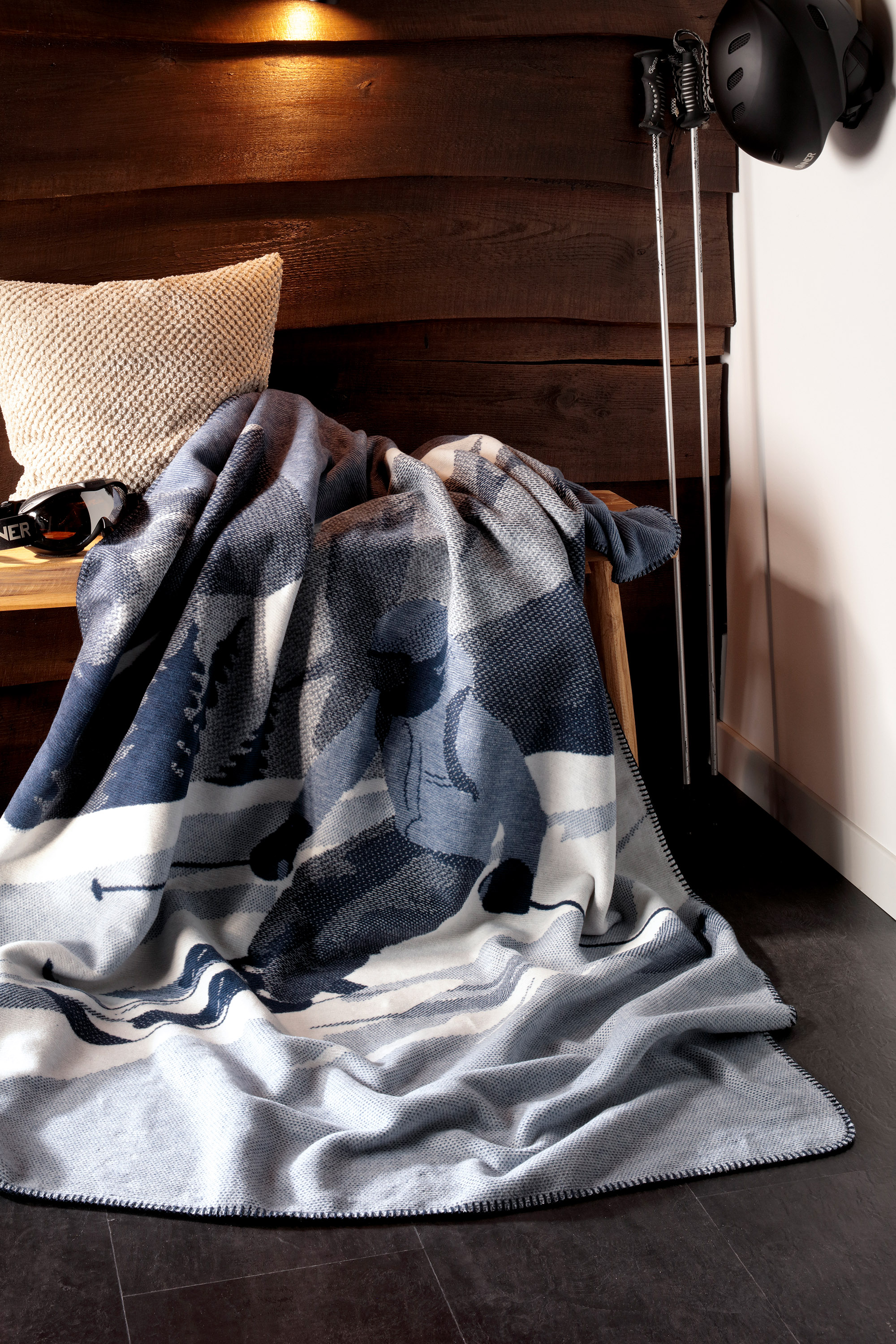 Wohndecke Snow Flow auf einer Bank liegend