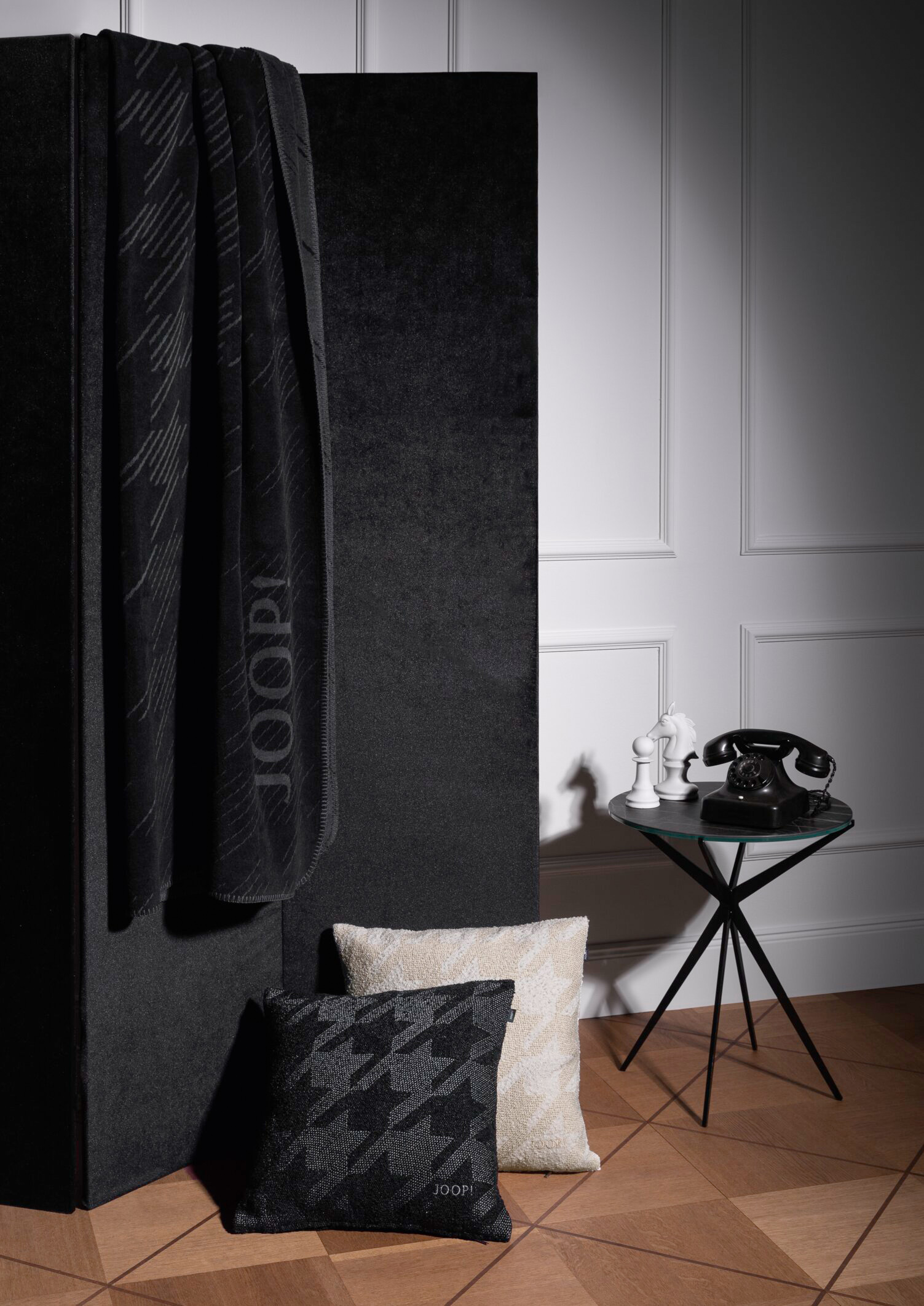 JOOP! Wohndecke "Select" Wohndecke Joop! Select Schwarz Milieubild Hochformat