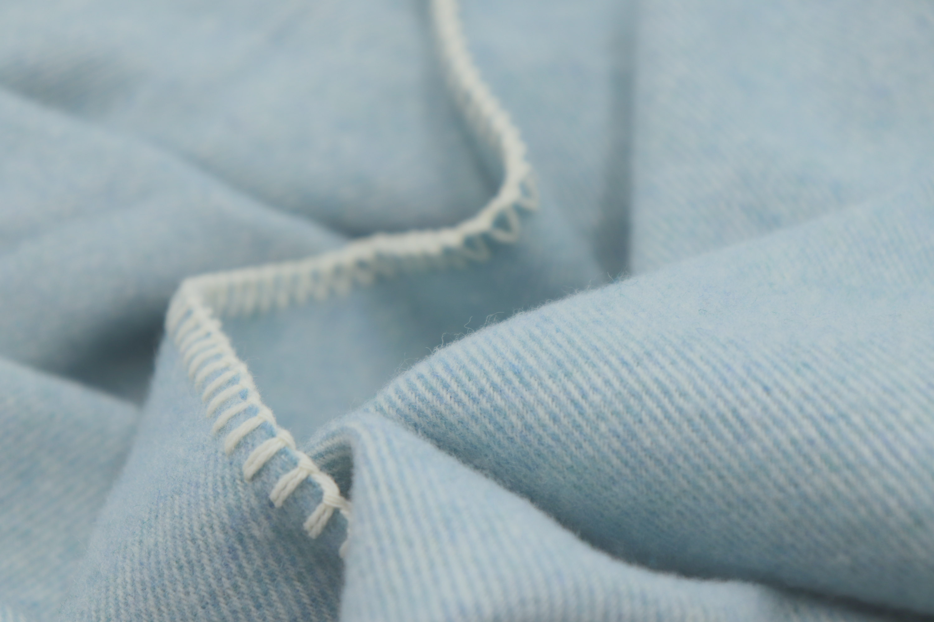 Leichte Wolldecke aus Recycling-Garn "Light Wool - azur" - Detailaufnahme Flor