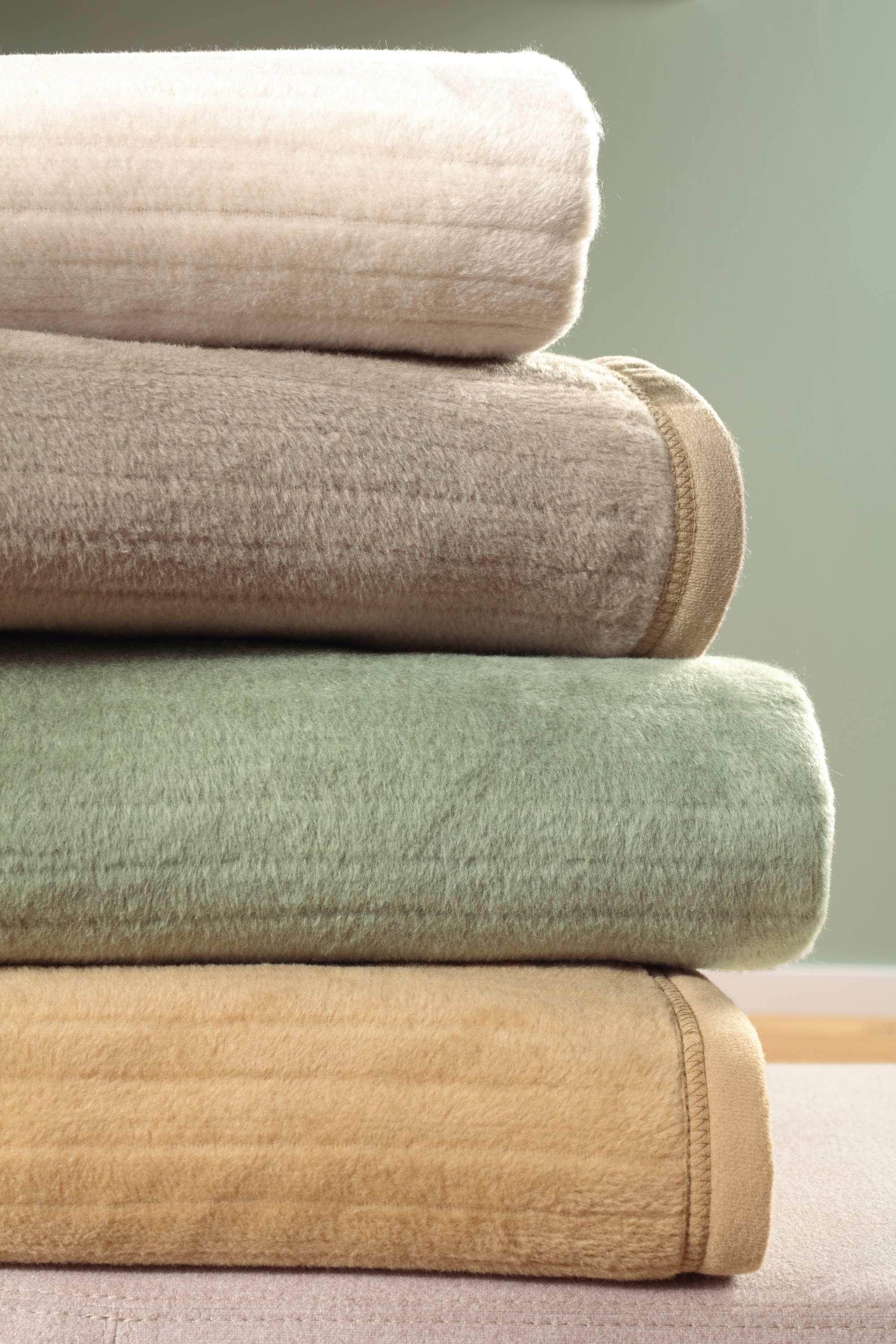 Wohndecke "Feel" Wohndecke Feel Milieuaufnahme mit allen Farben gestapelt