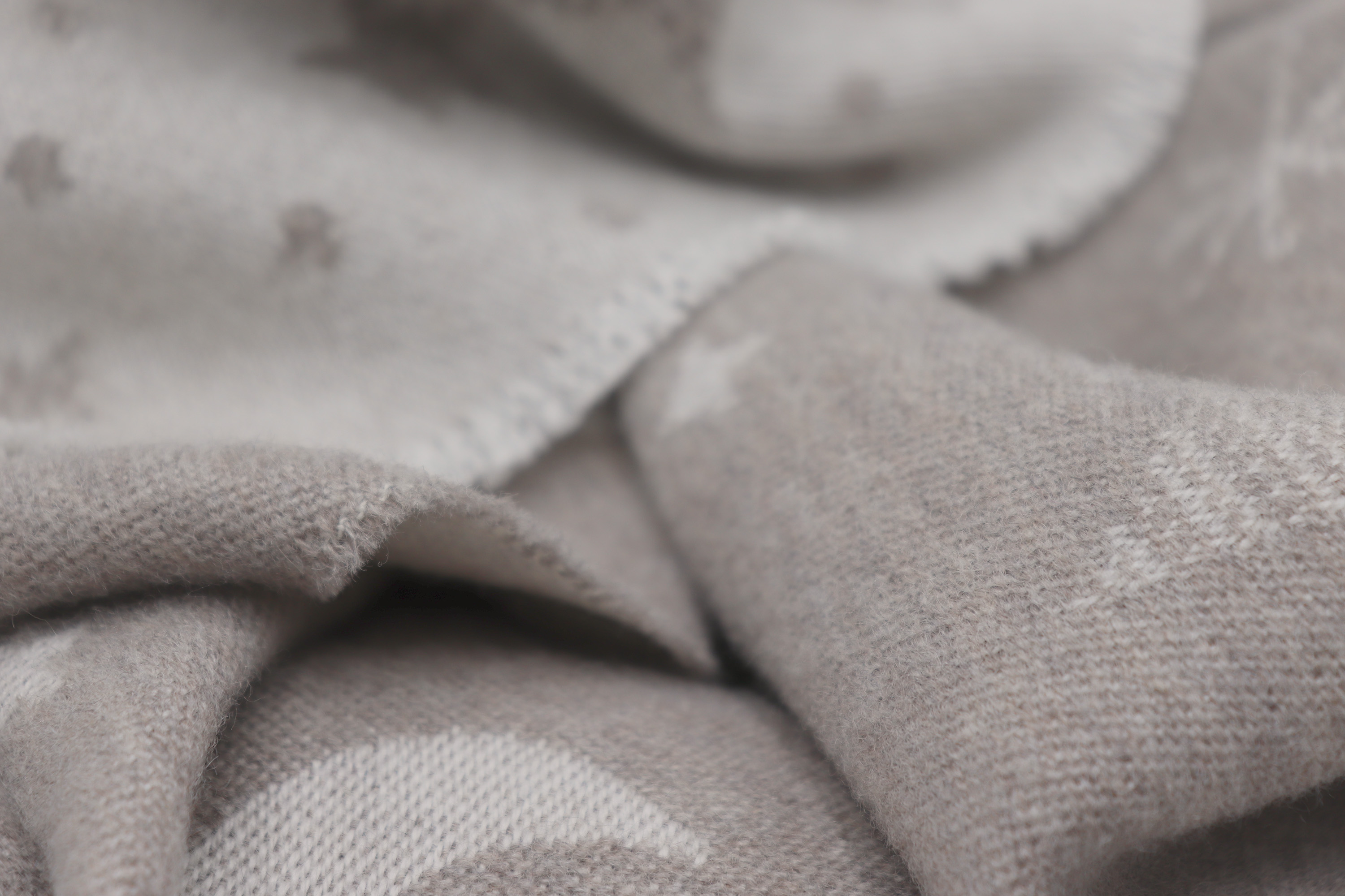 Babydecke Universe taupe Nahaufnahme Flor