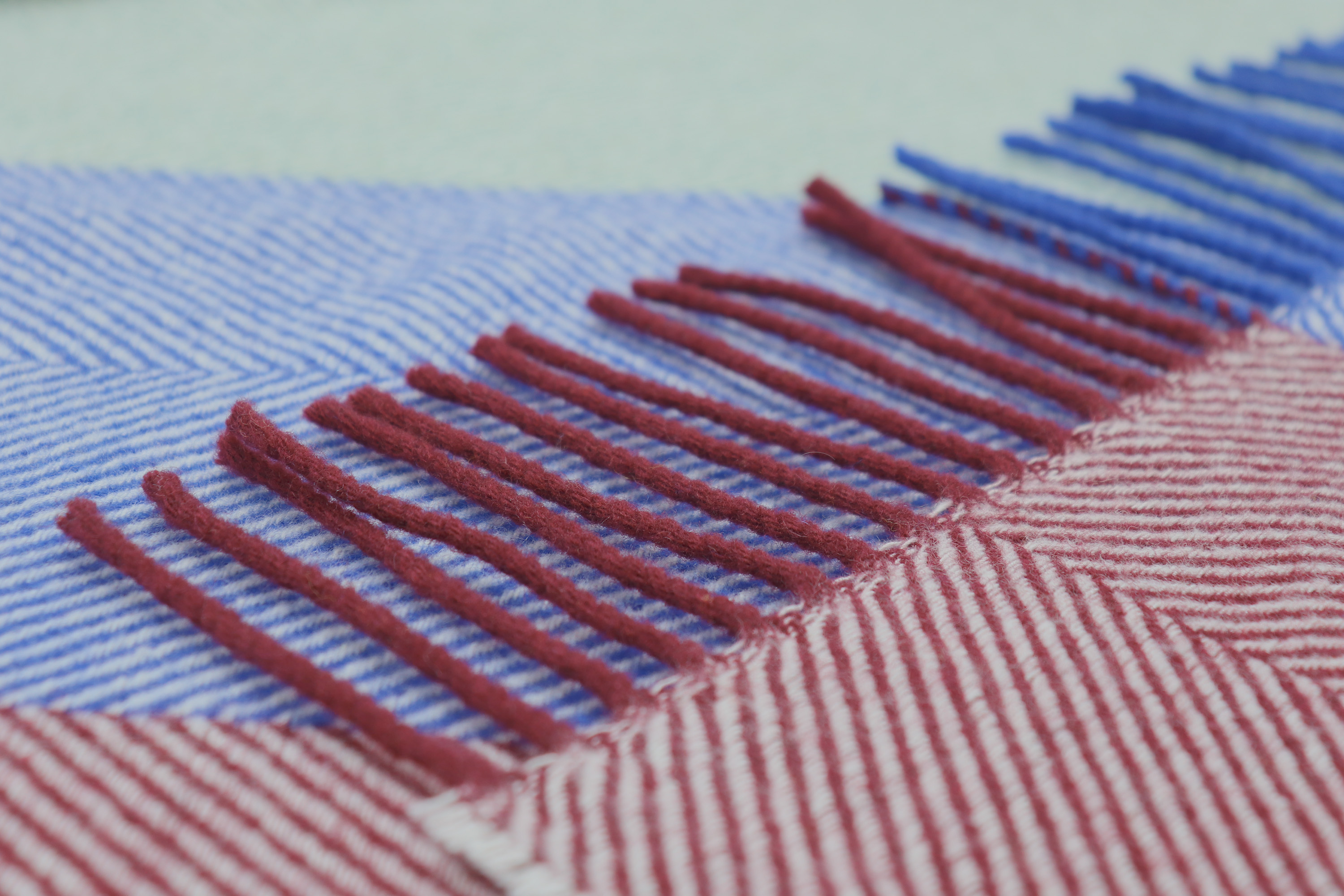 Fransenplaid Colour Lines Nahaufnahme Fransen Einfassung