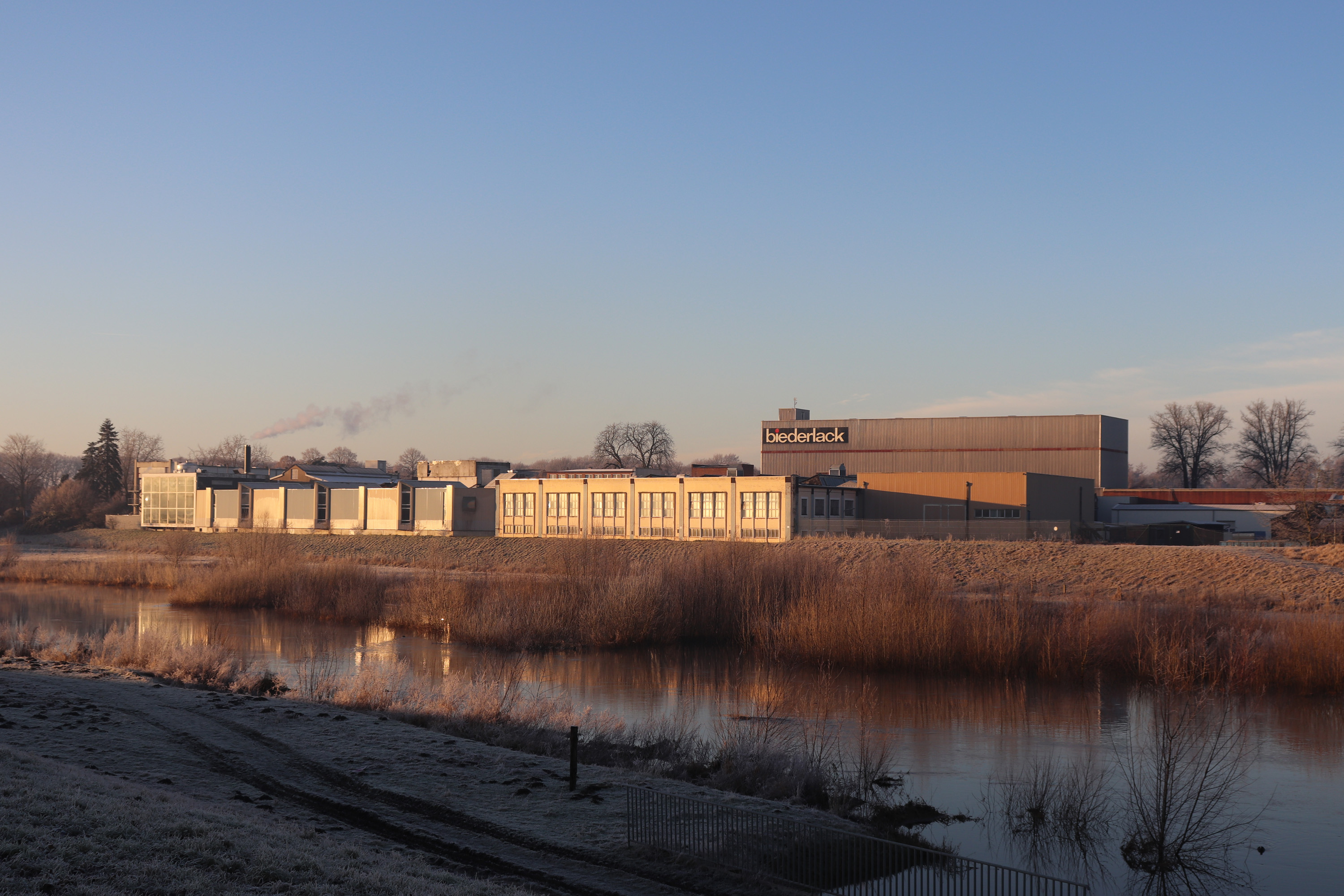 Biederlack Firmengebäude an der Ems im Winter