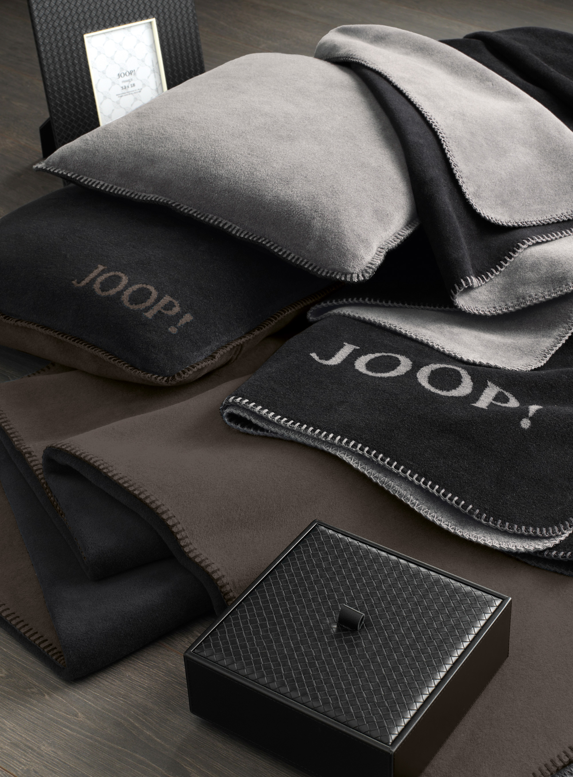 Kissen "JOOP! - Uni Doubleface" Milieubild zu Kissen JOOP! Uni-Doubleface anthrazit-taupe