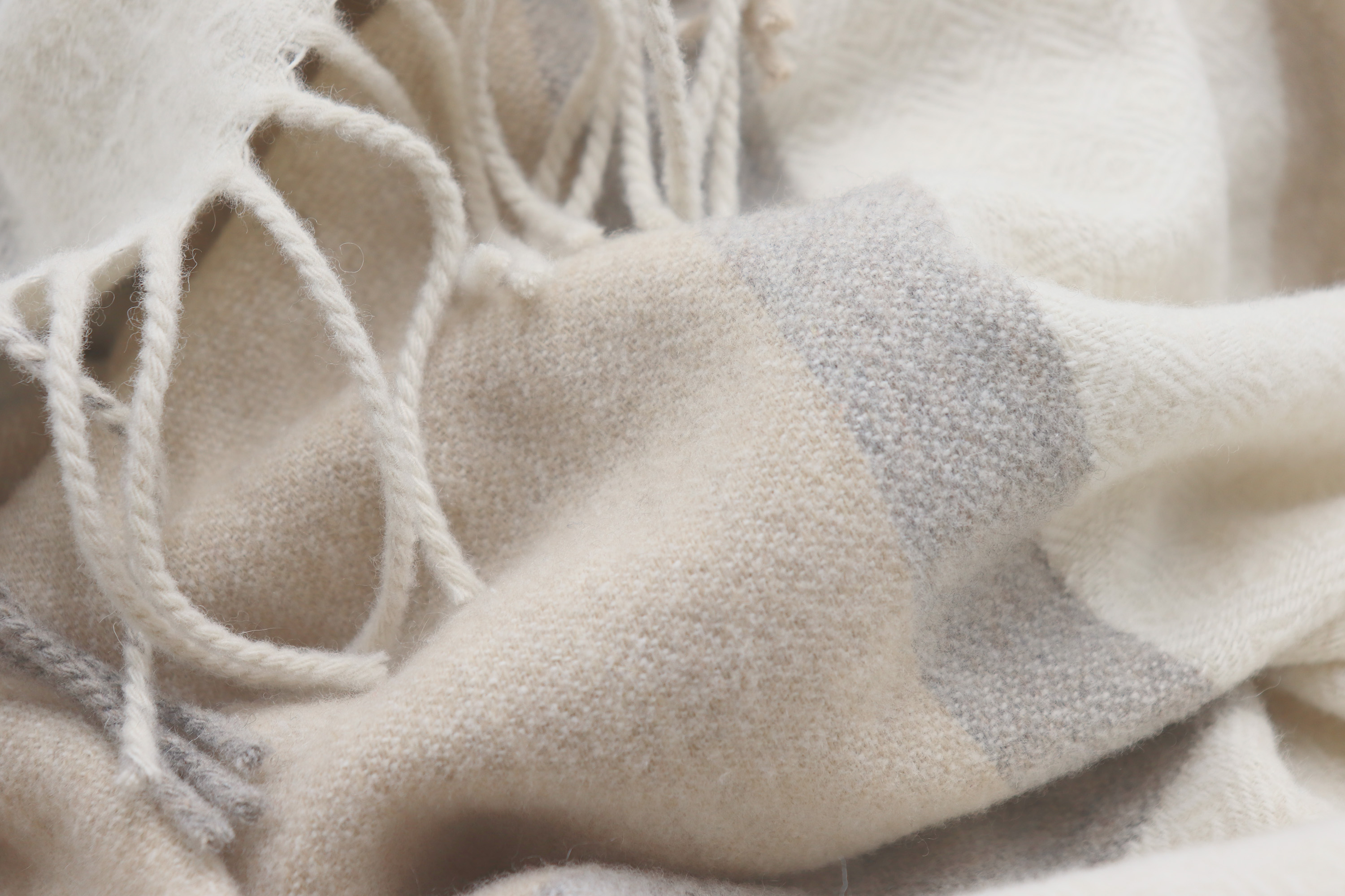 Fransenplaid Light Lines Nahaufnahme Flor