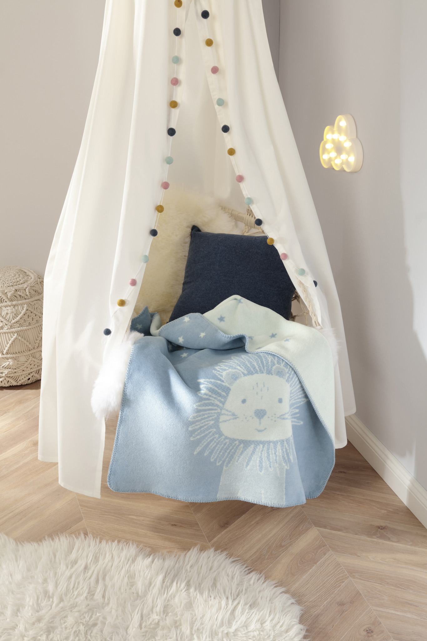 Milieubild zur Babydecke Leo blau