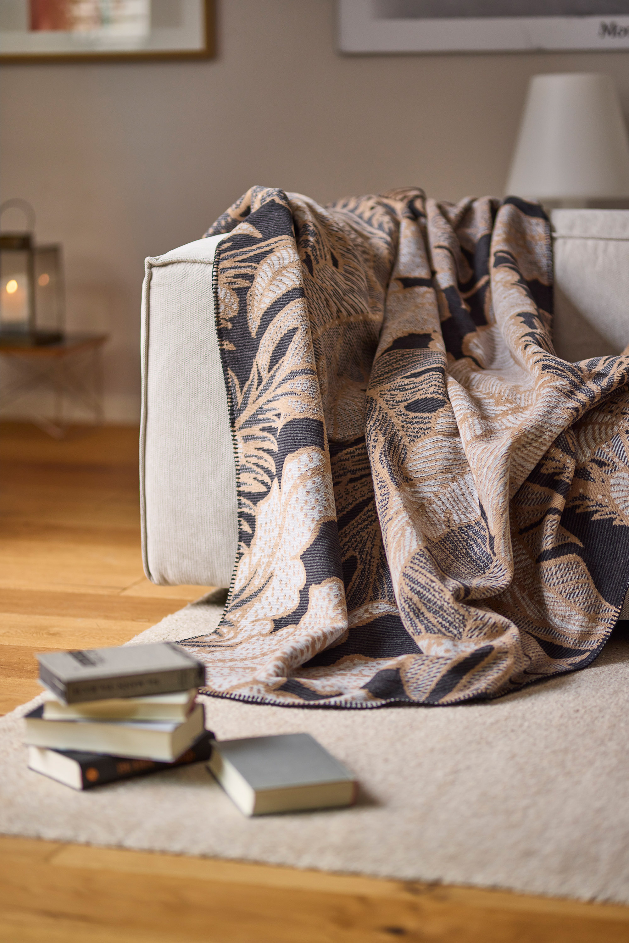 Kuscheldecke Leavy Luxe Milieubild auf Couch